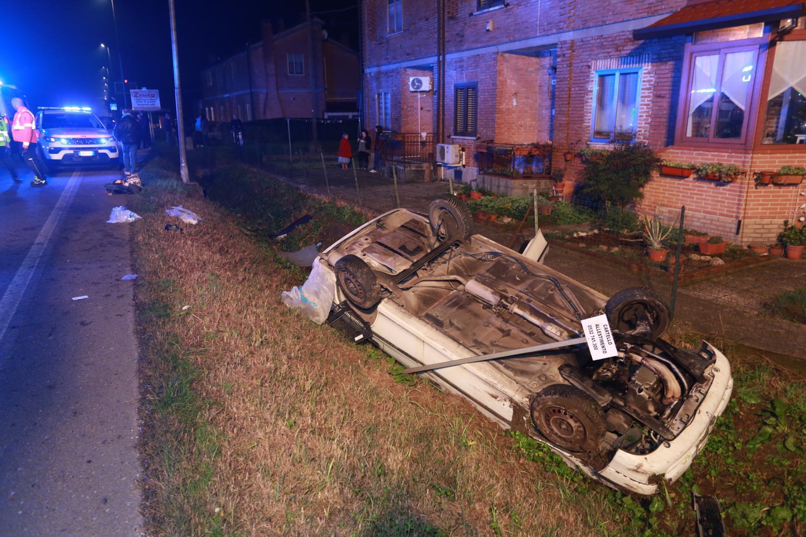 Furgoncino fuori strada, muore una donna