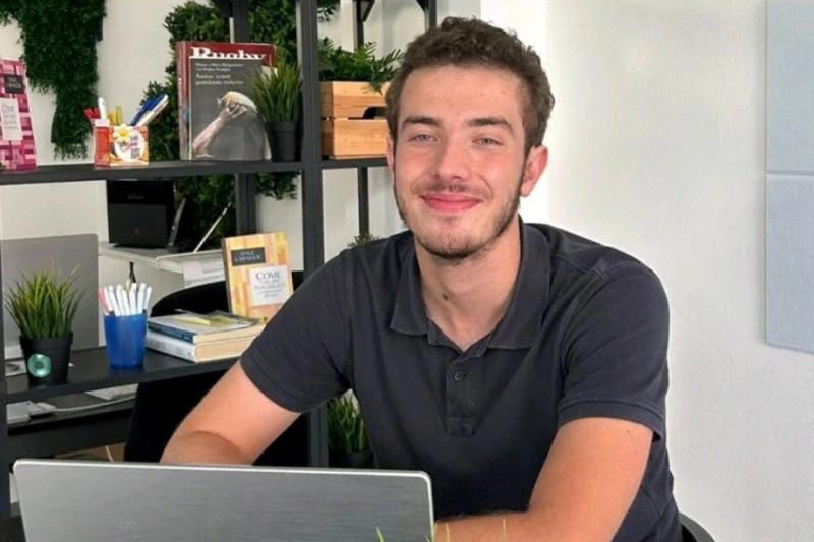 Torna a casa e trova il figlio di 23 anni morto