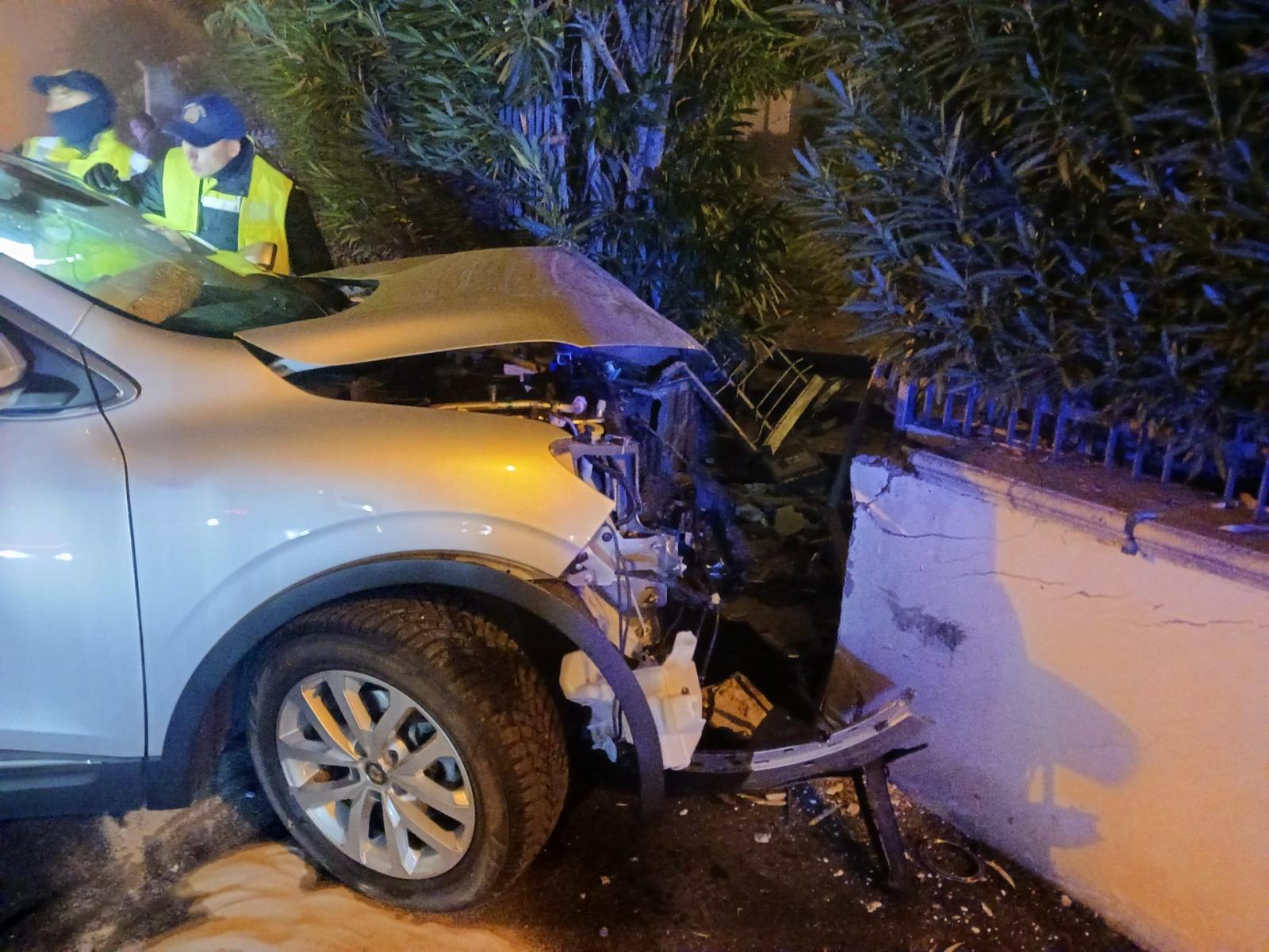 Attraversa l'incrocio "alla cieca" e sfonda il muro dall'altra parte della strada