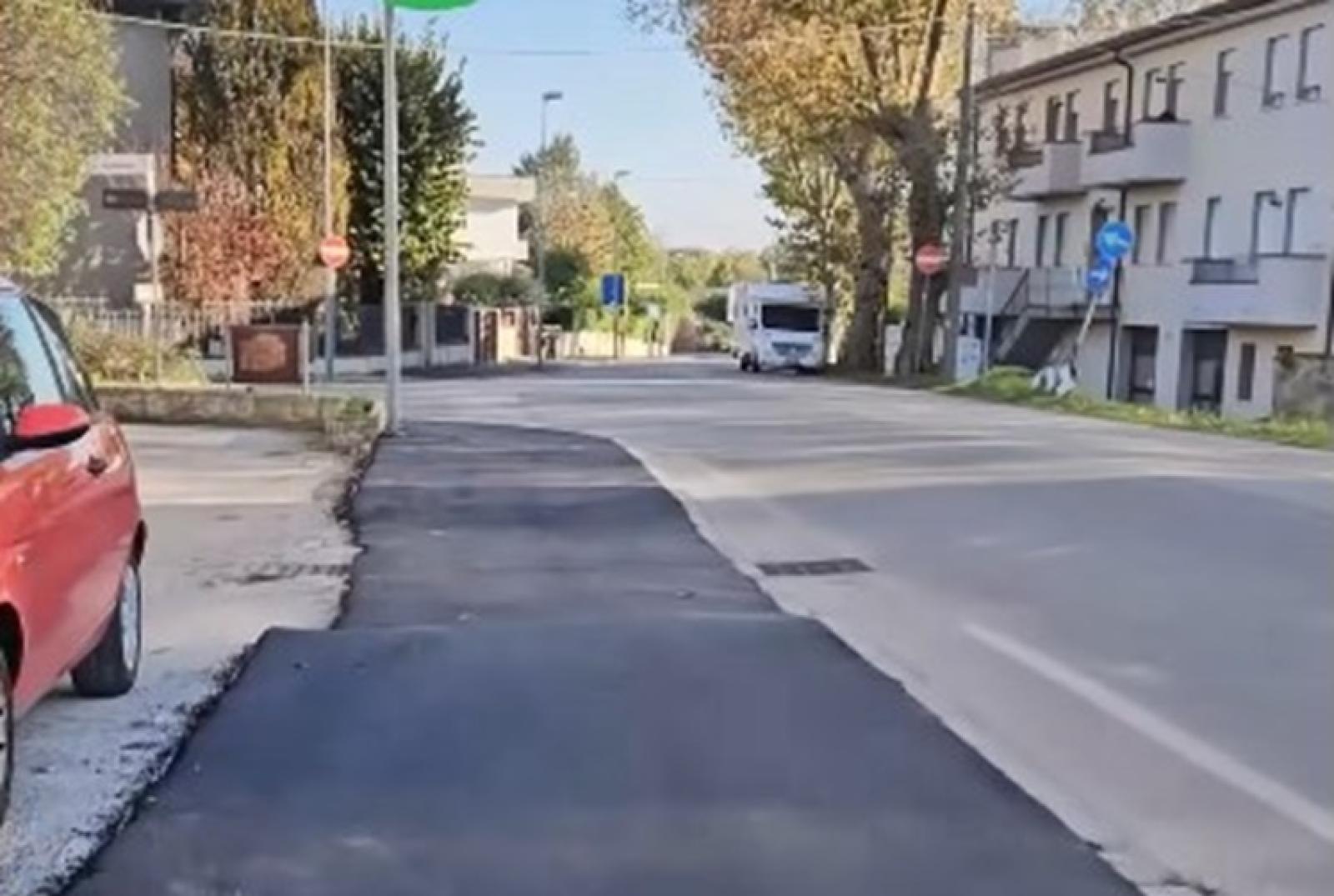 Marciapiede tirato a nuovo &ldquo;Era abbandonato da anni&rdquo;