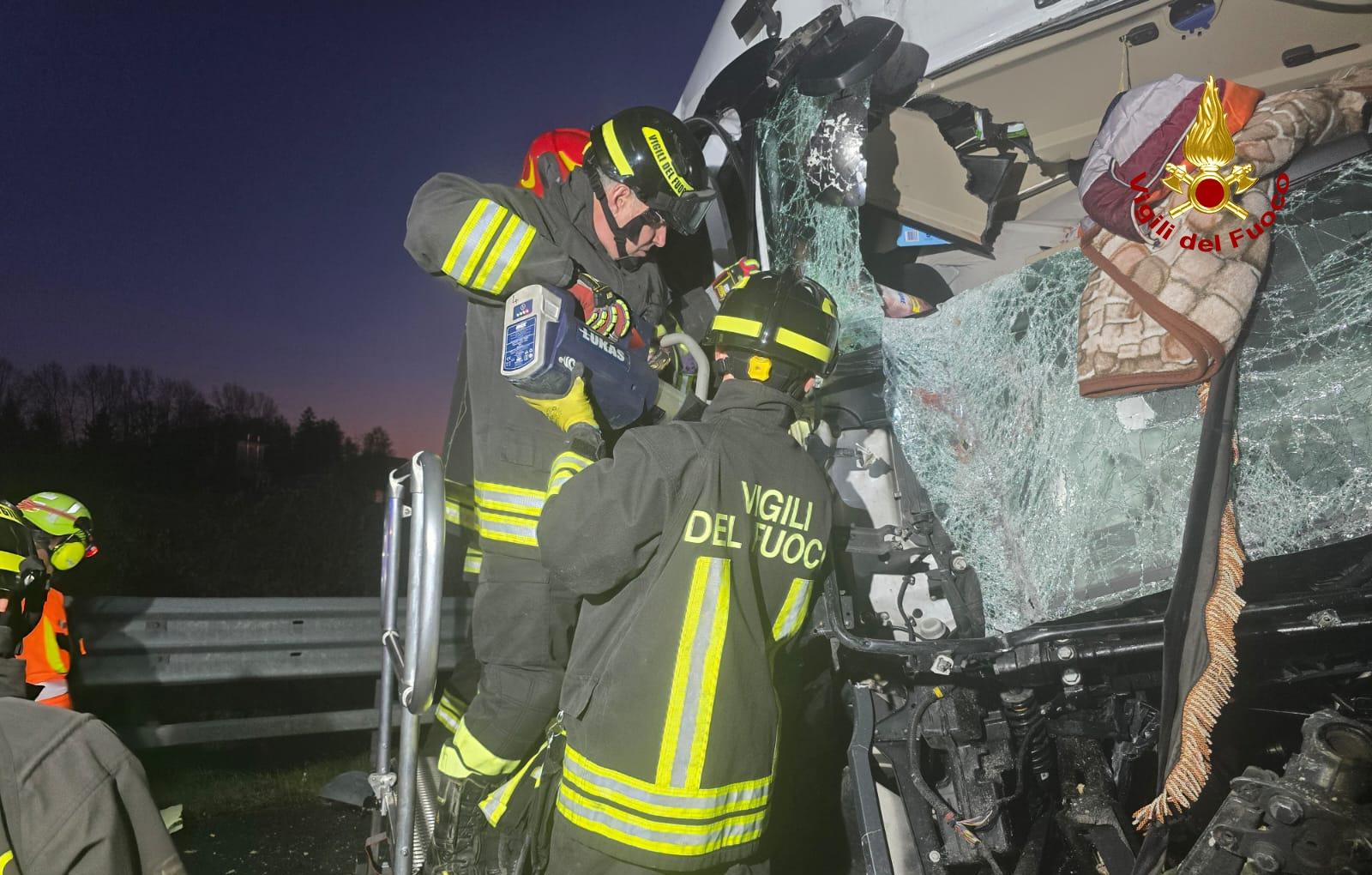 Tragedia sulla A4: un tamponamento tra Tir lascia due morti e traffico in tilt