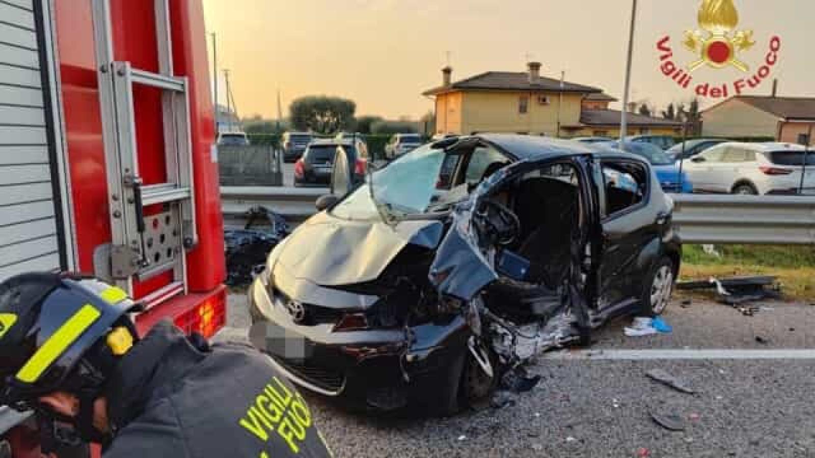 Schianto tremendo, muore a 18 anni