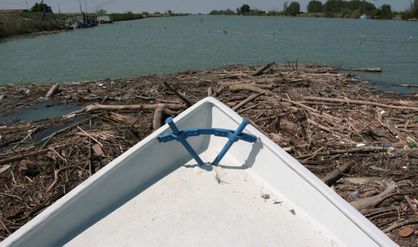 Via i detriti dal ponte di barche di Gorino