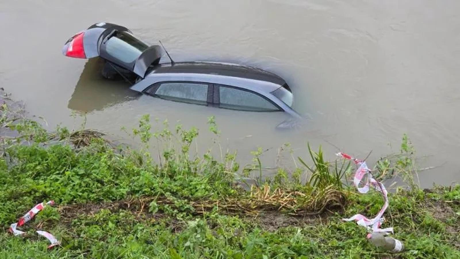 Con l'auto nel canale, si salvano a nuoto
