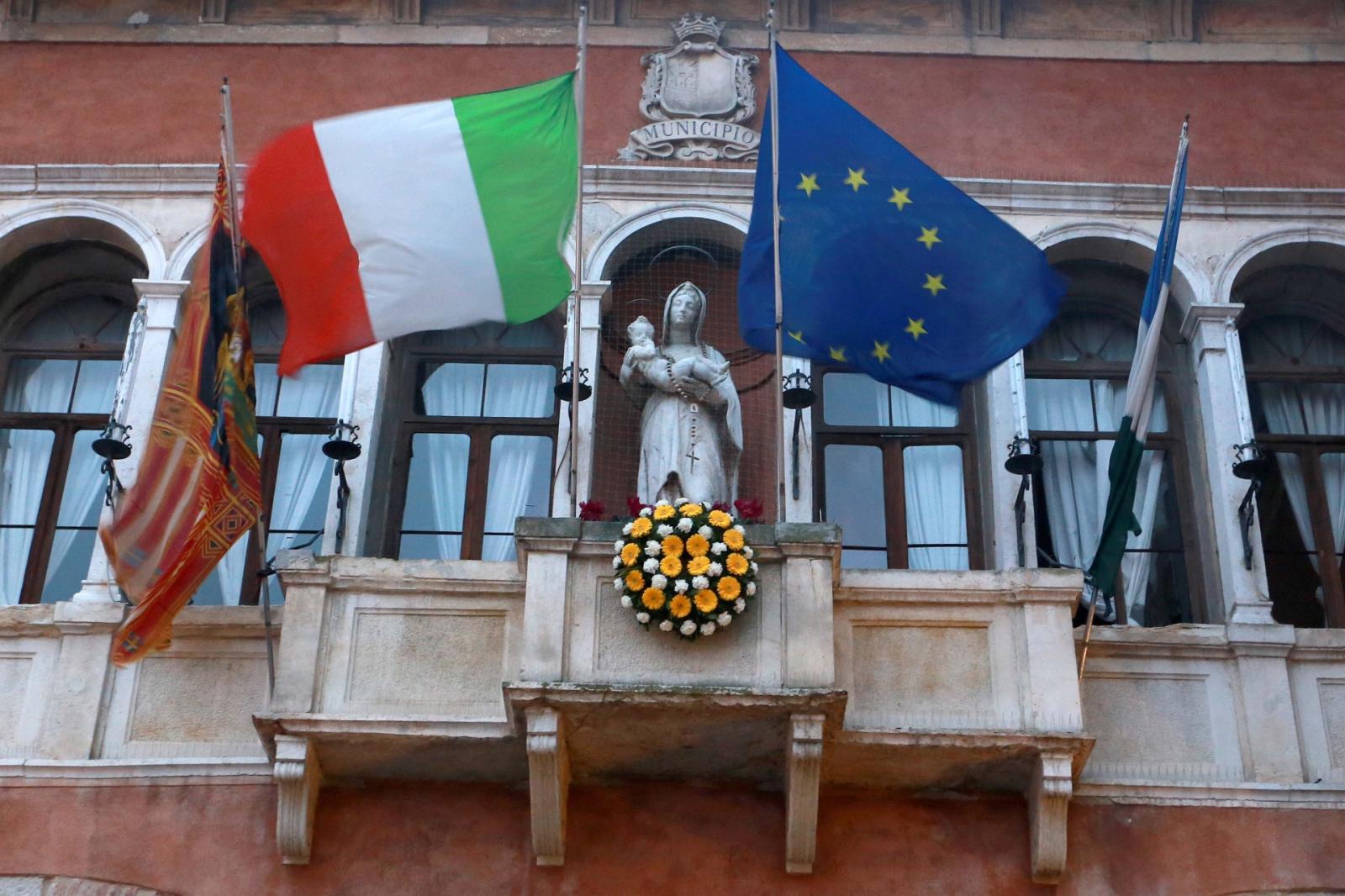 Corona di fiori anche senza Infiorata