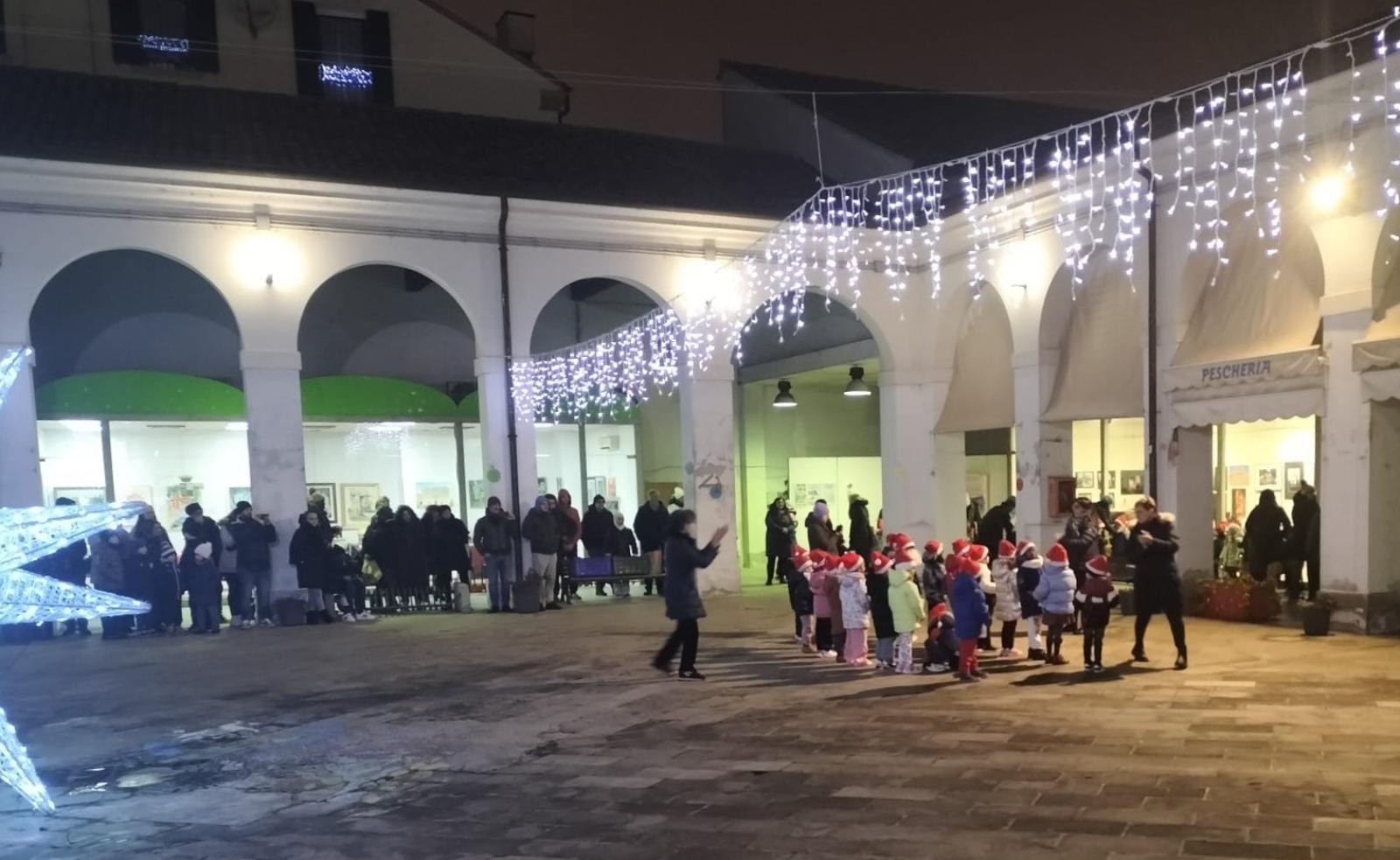 Lo spirito natalizio ha invaso piazzetta Annonaria