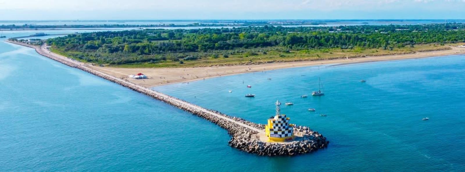 Macabro Ritrovamento a Cavallino-Treporti: Il Mistero del Cranio tra gli Scogli