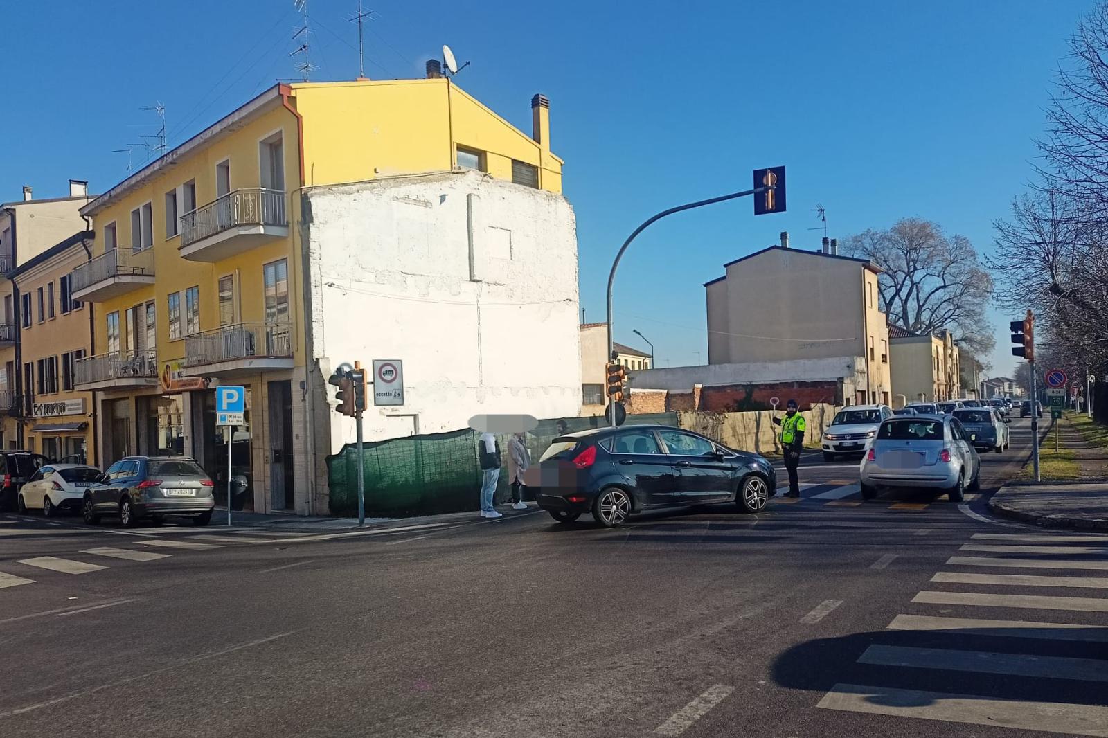 Anziana investita sulle strisce, solo tanta paura