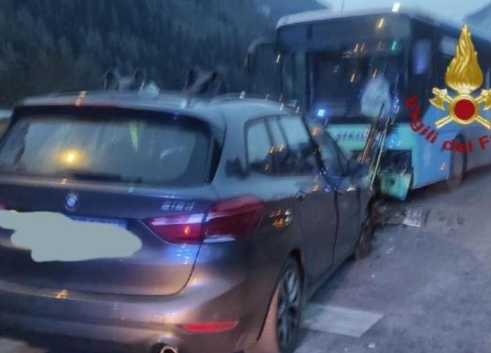 Tragedia sulla Strada Agordina: Scontro tra Auto e Bus, Tre Feriti di cui uno Grave