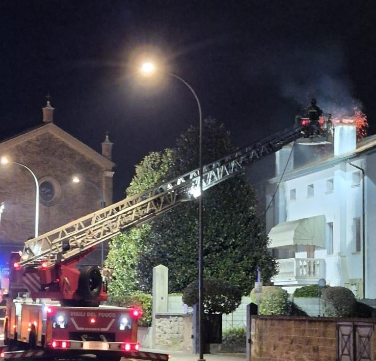 Paura per le fiamme, arrivano i Vigili del fuoco