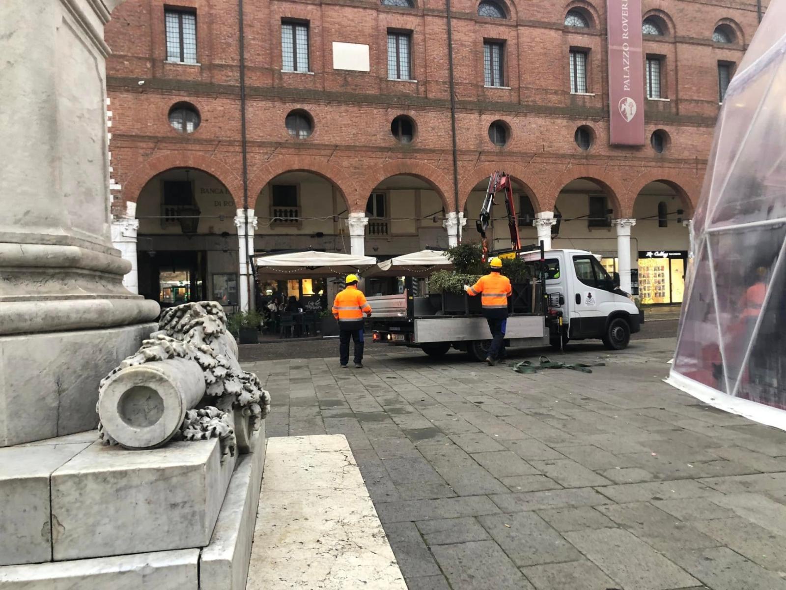 Via luminarie e addobbi in citt&agrave; torna la normalit&agrave;