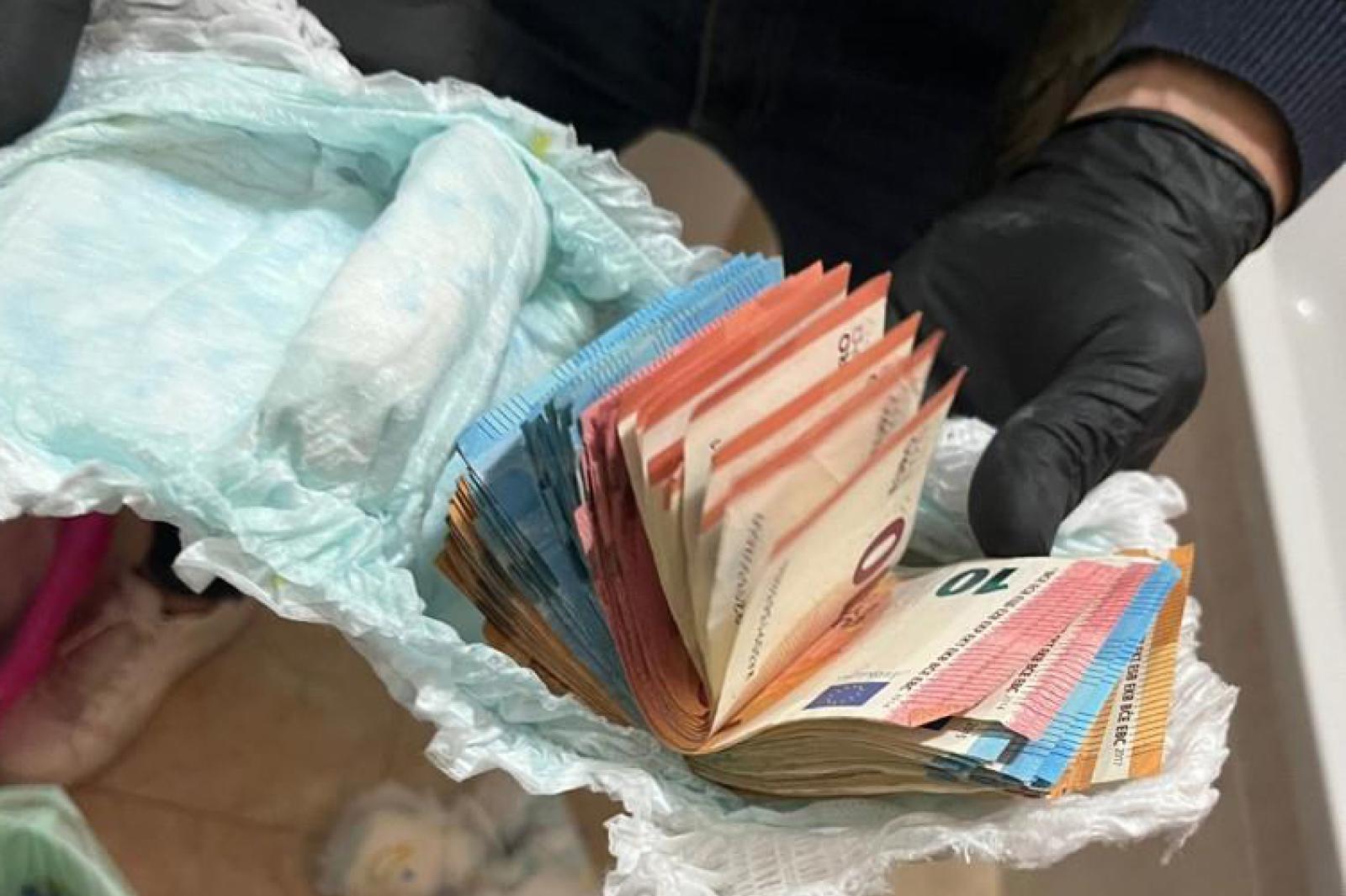 20mila euro nel pannolino e droga negli ovetti