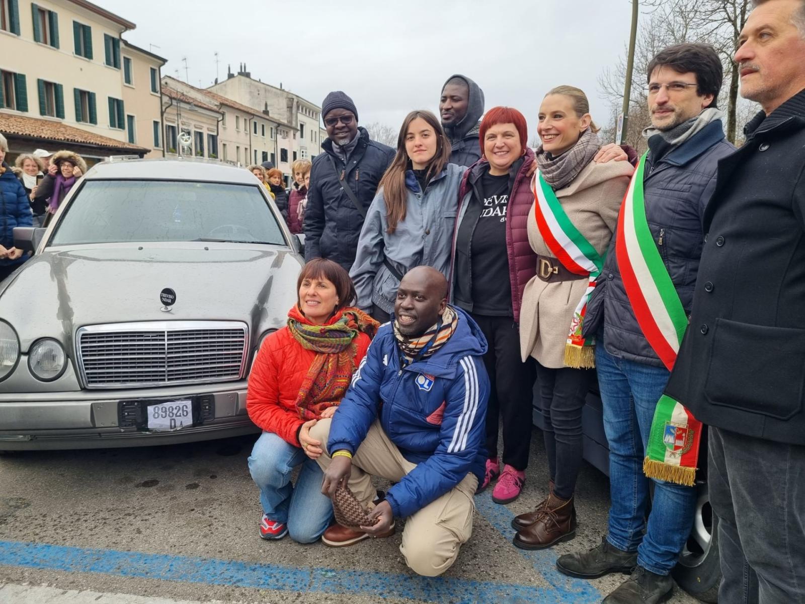 Un Carro Funebre Attraverso il Deserto: L'Impresa di Solidariet&agrave; da Treviso al Senegal