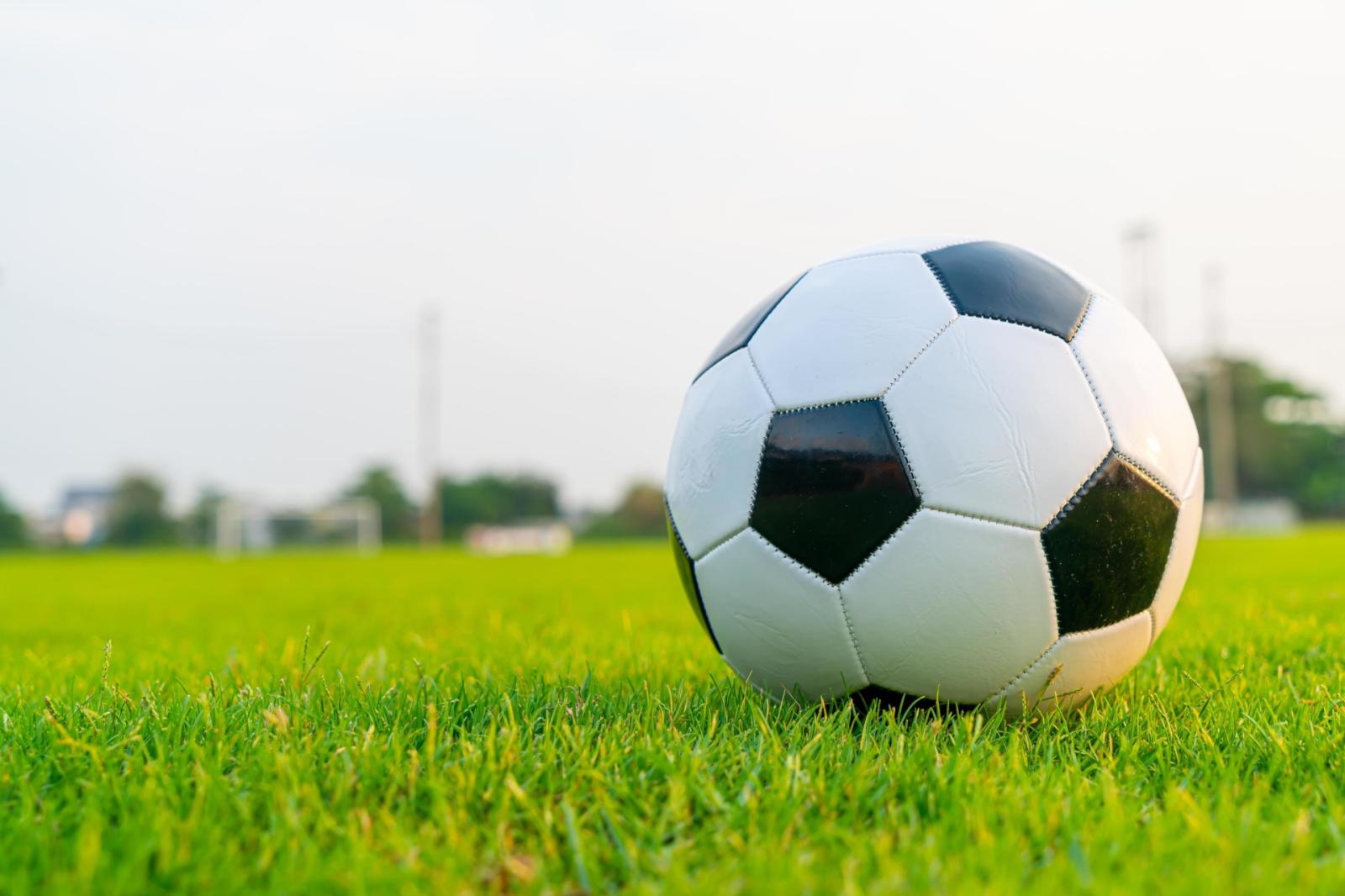 Ragazzino esce in lacrime dopo gli insulti razzisti