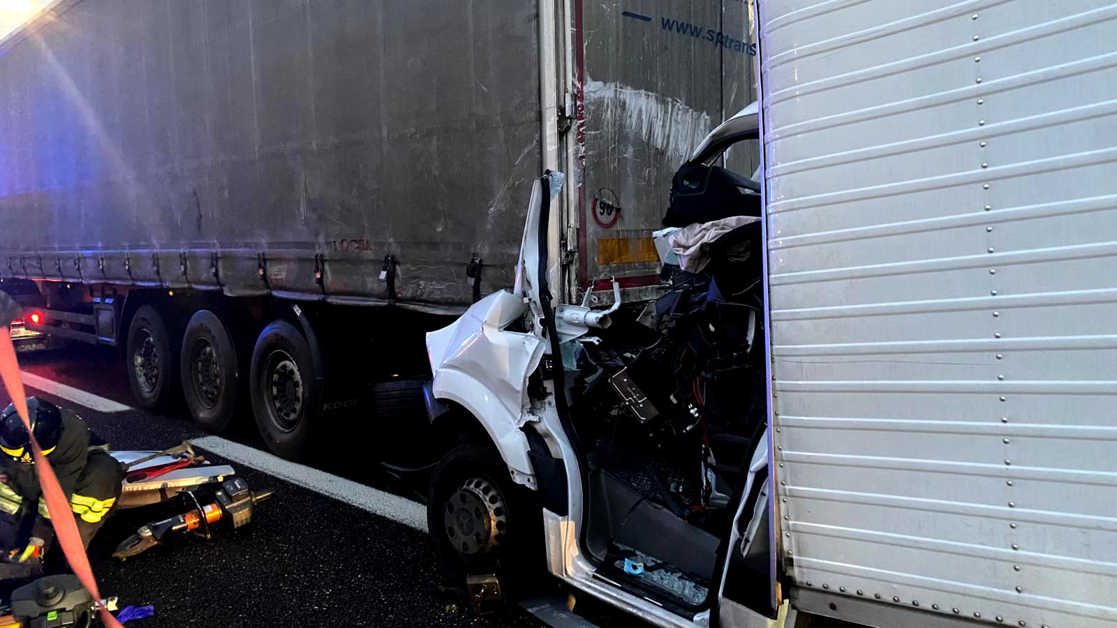 Tragedia in autostrada, code di chilometri