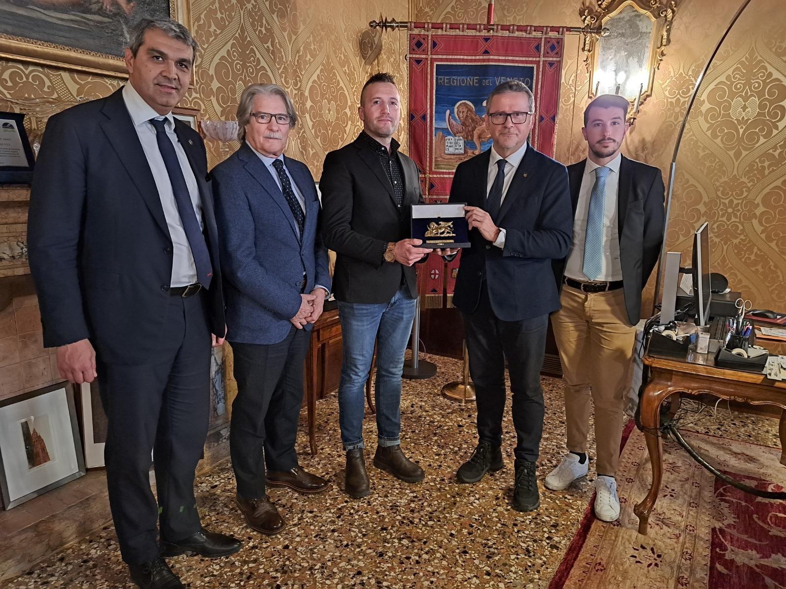 Affronta un folle in pronto soccorso: premiato in Regione