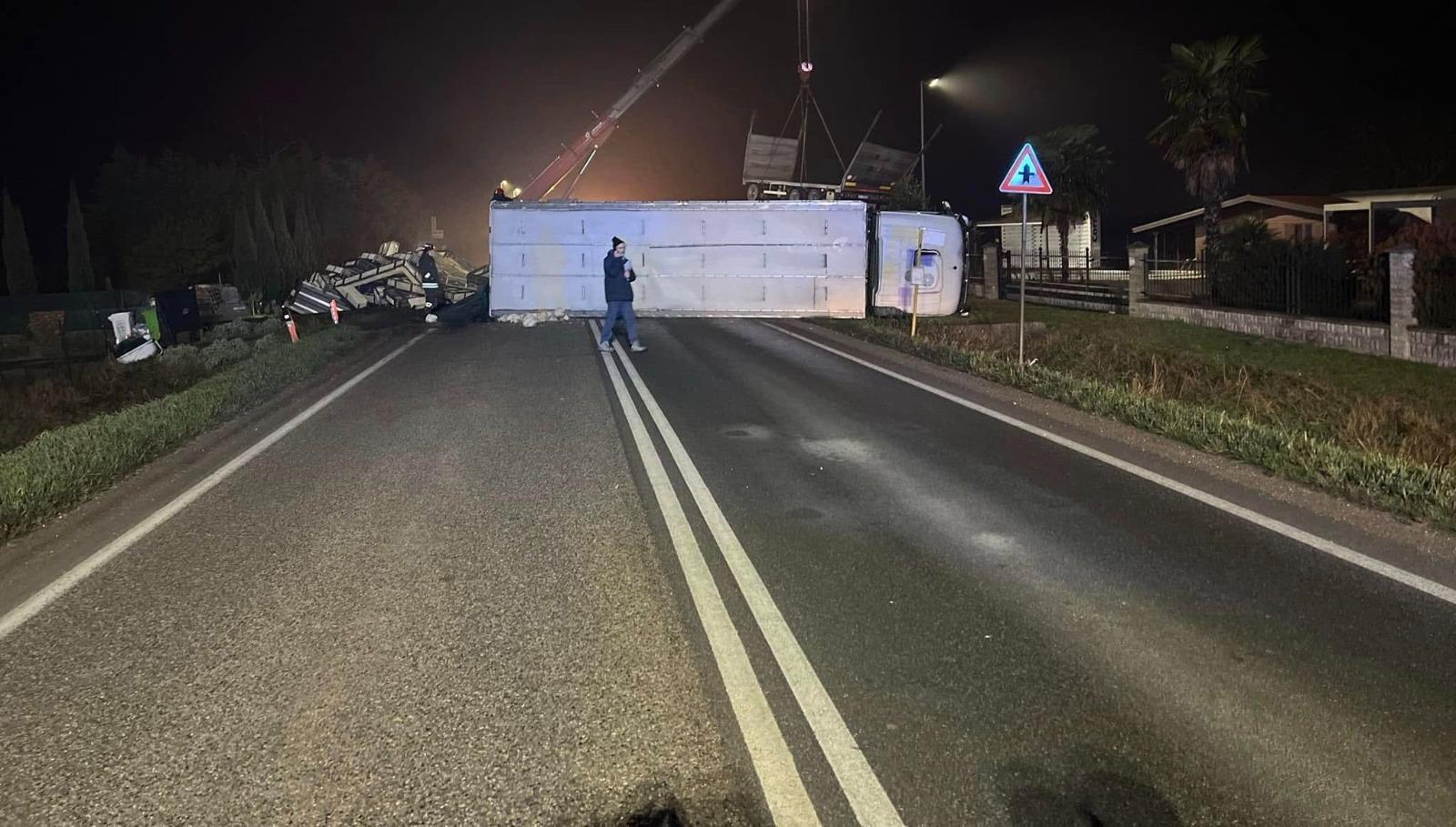 Tir carico di polli si ribalta