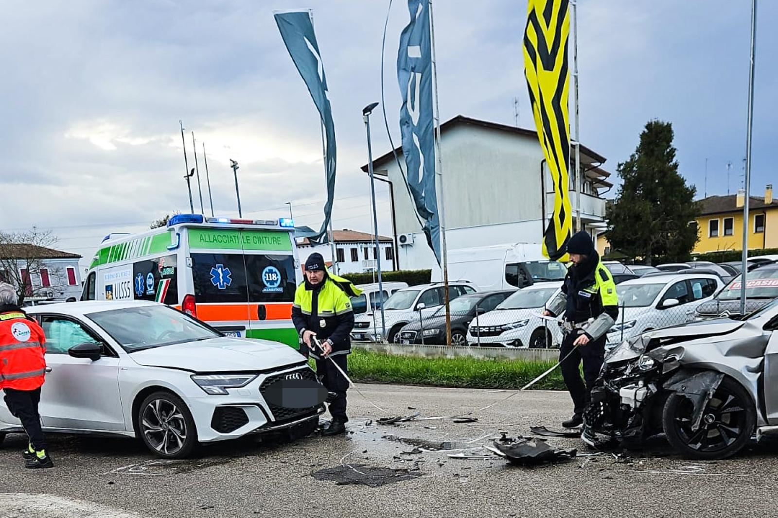 Schianto e paura, ferita una donna