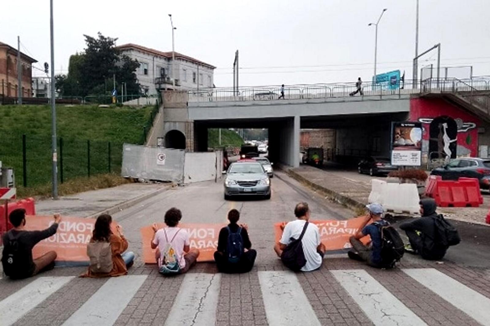 Attivisti di Ultima Generazione assolti a Padova: la giustizia tutela la protesta climatica