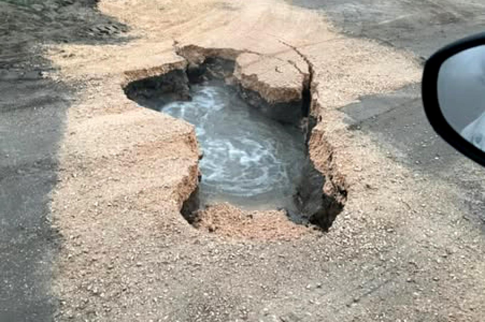 Si apre una voragine in strada