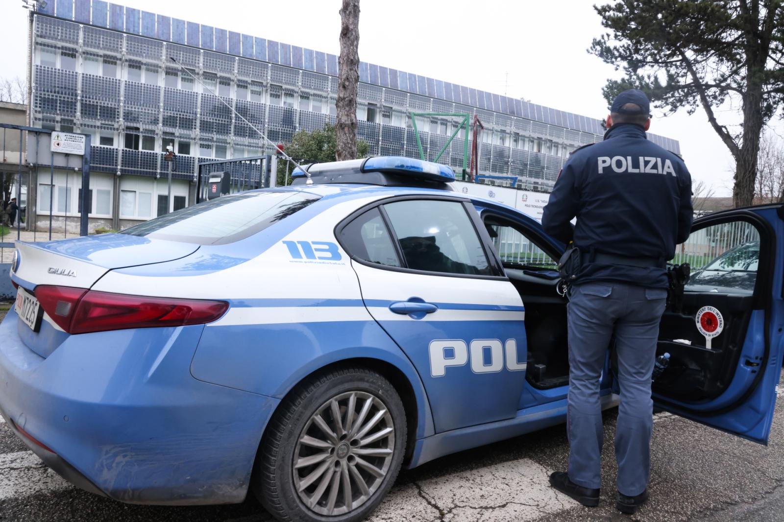 Terrore in classe, entra e spruzza lo spray al peperoncino