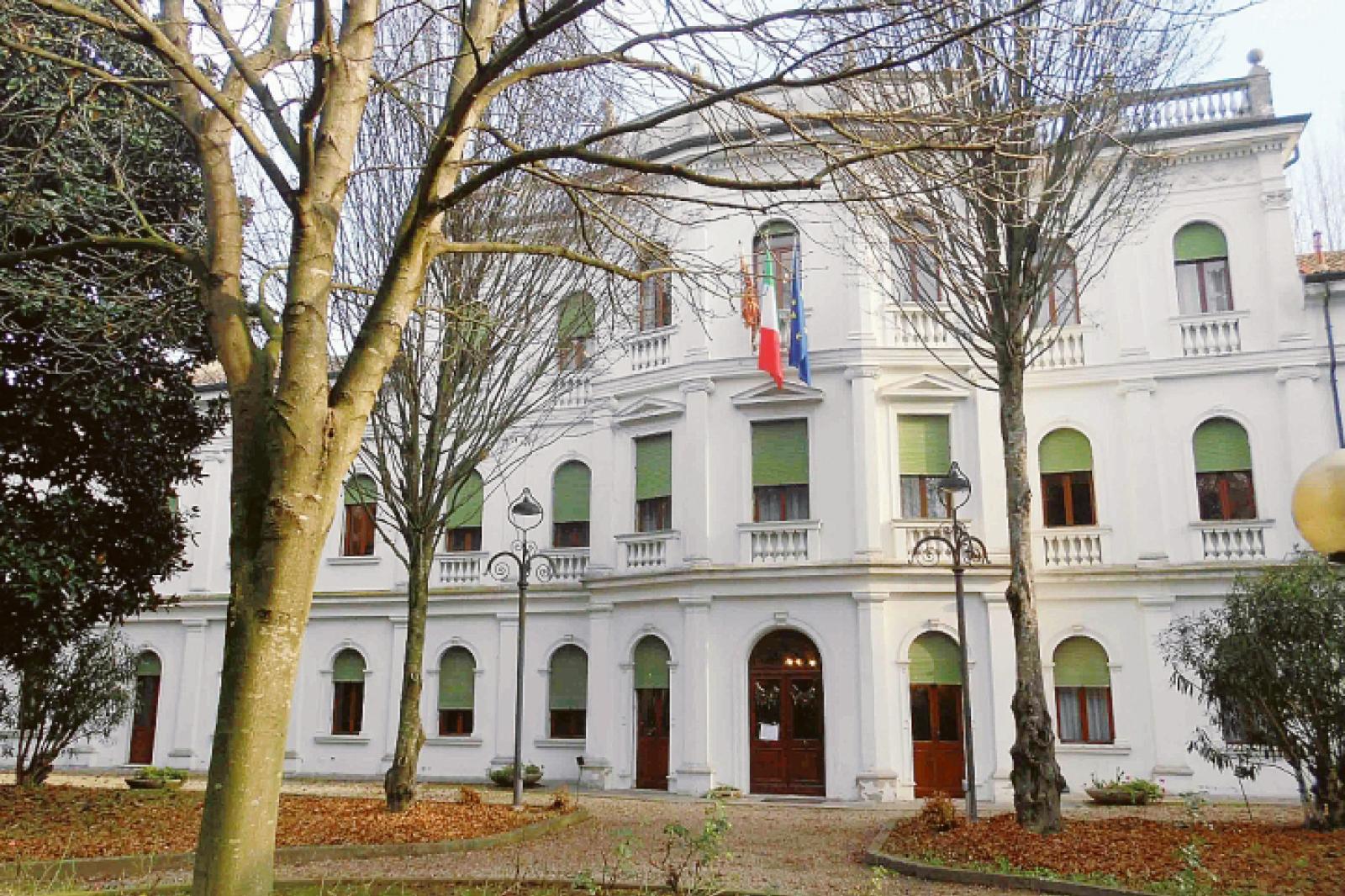 Forza Italia incalza la fondazione