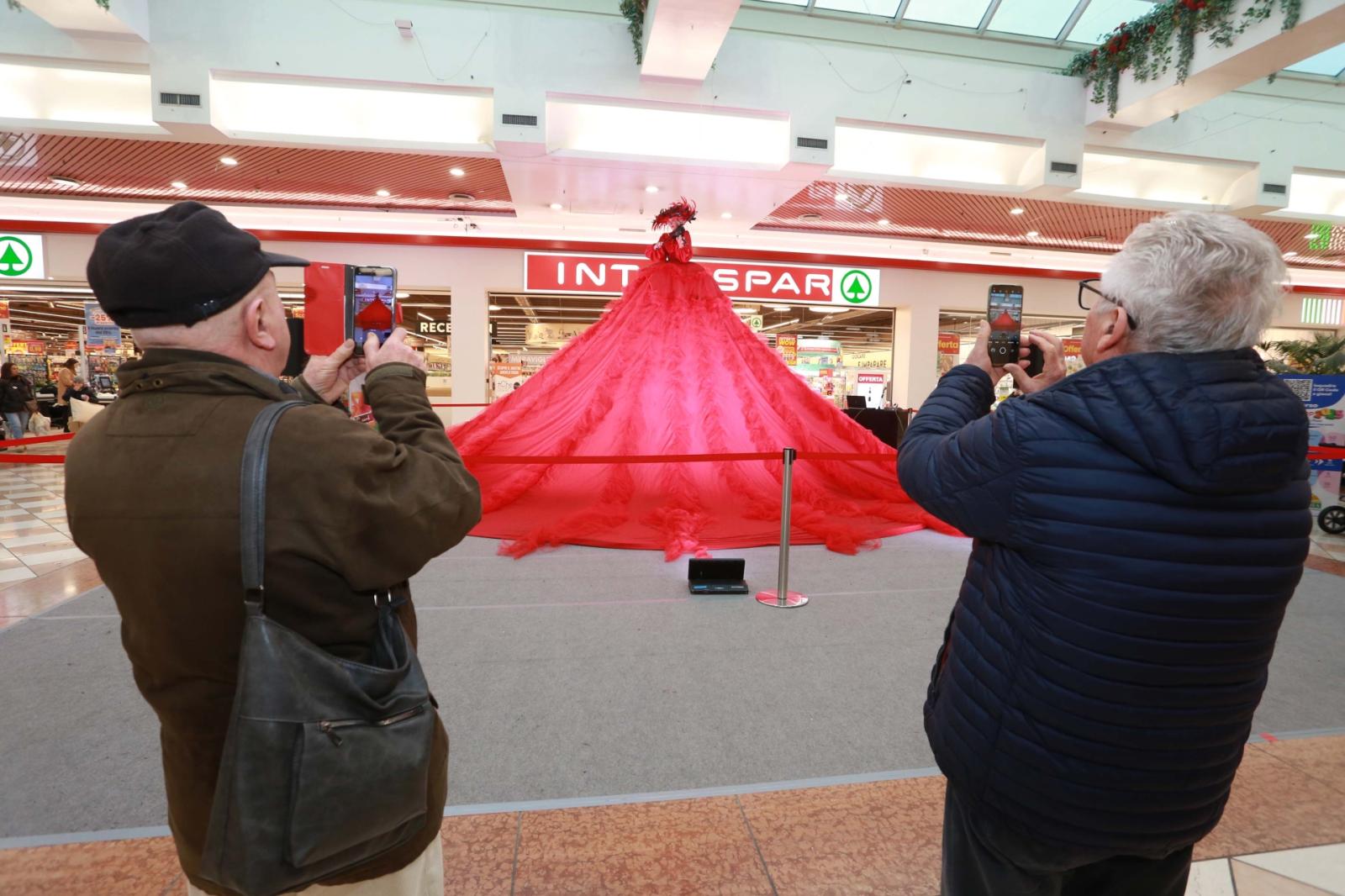 La melodia che viene dall&rsquo;alto, "The big violist" incanta tutti