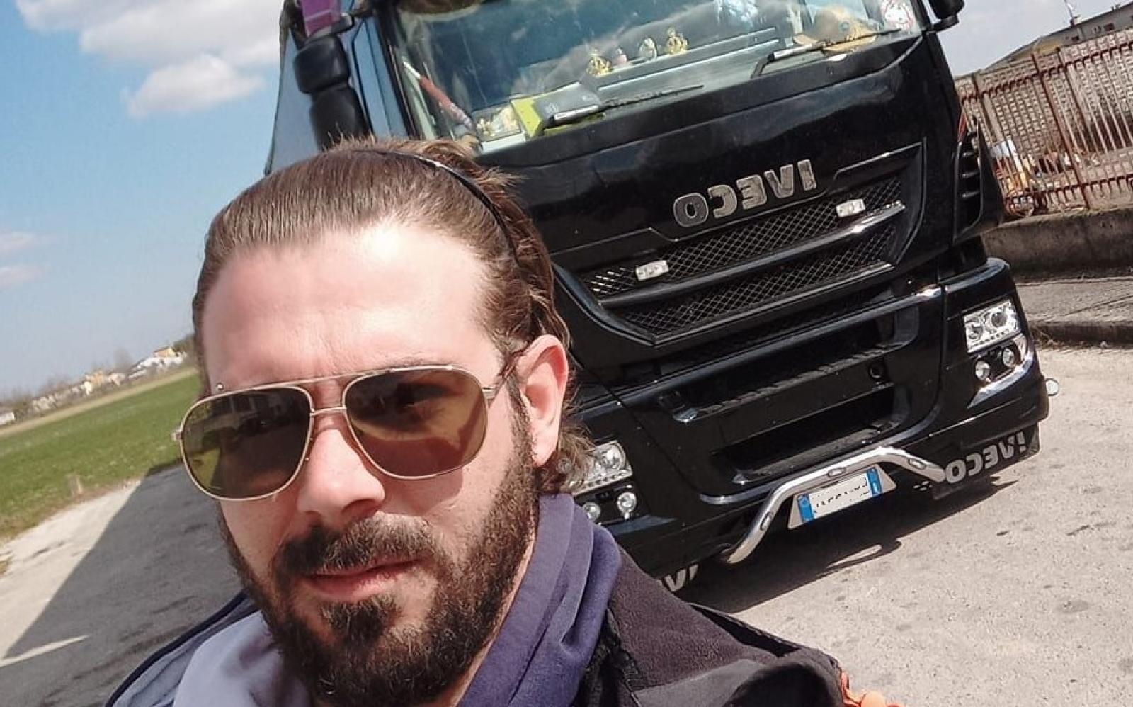 Camionista di 35 anni schiacciato dalla motrice che cercava di aggiustare