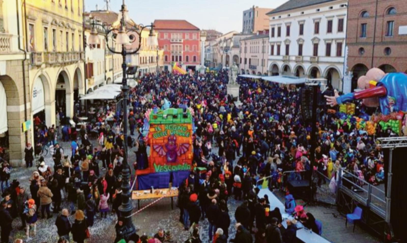 Maschere e circo invadono il centro