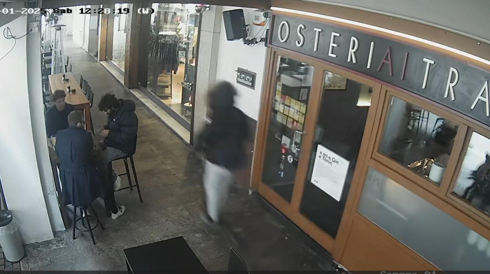 Monopattino rischia di falciare un anziano sotto ai portici