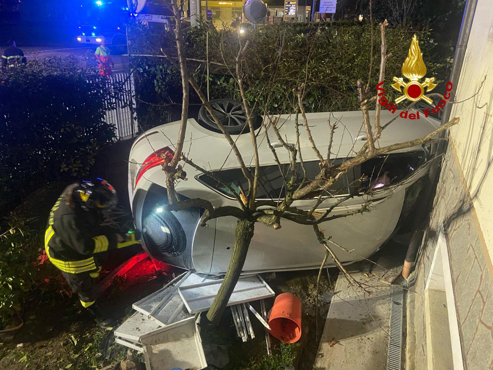 Auto vola in rotatoria contro una casa