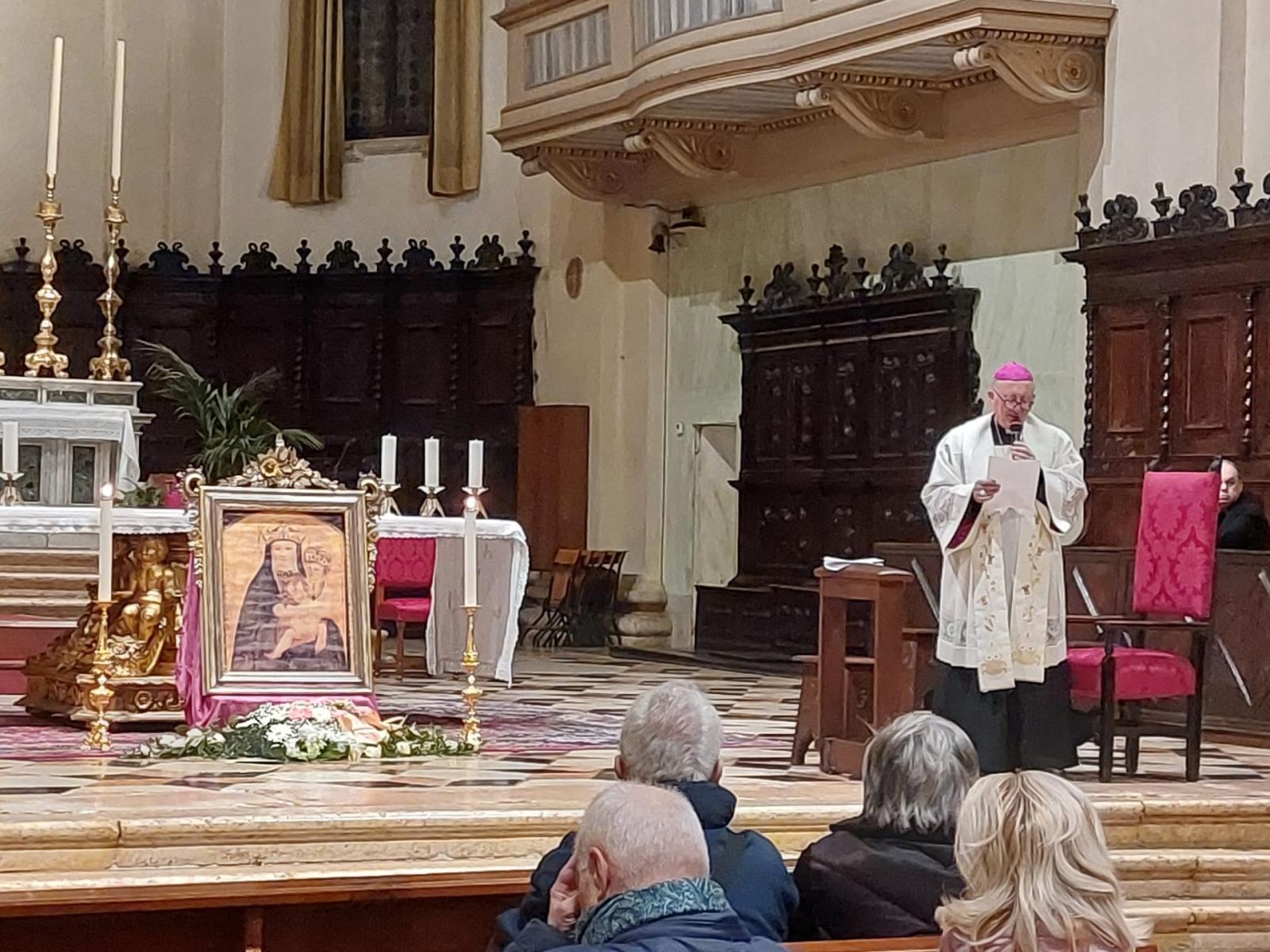 "Vicini al Santo Padre e a tutti i nostri anziani"