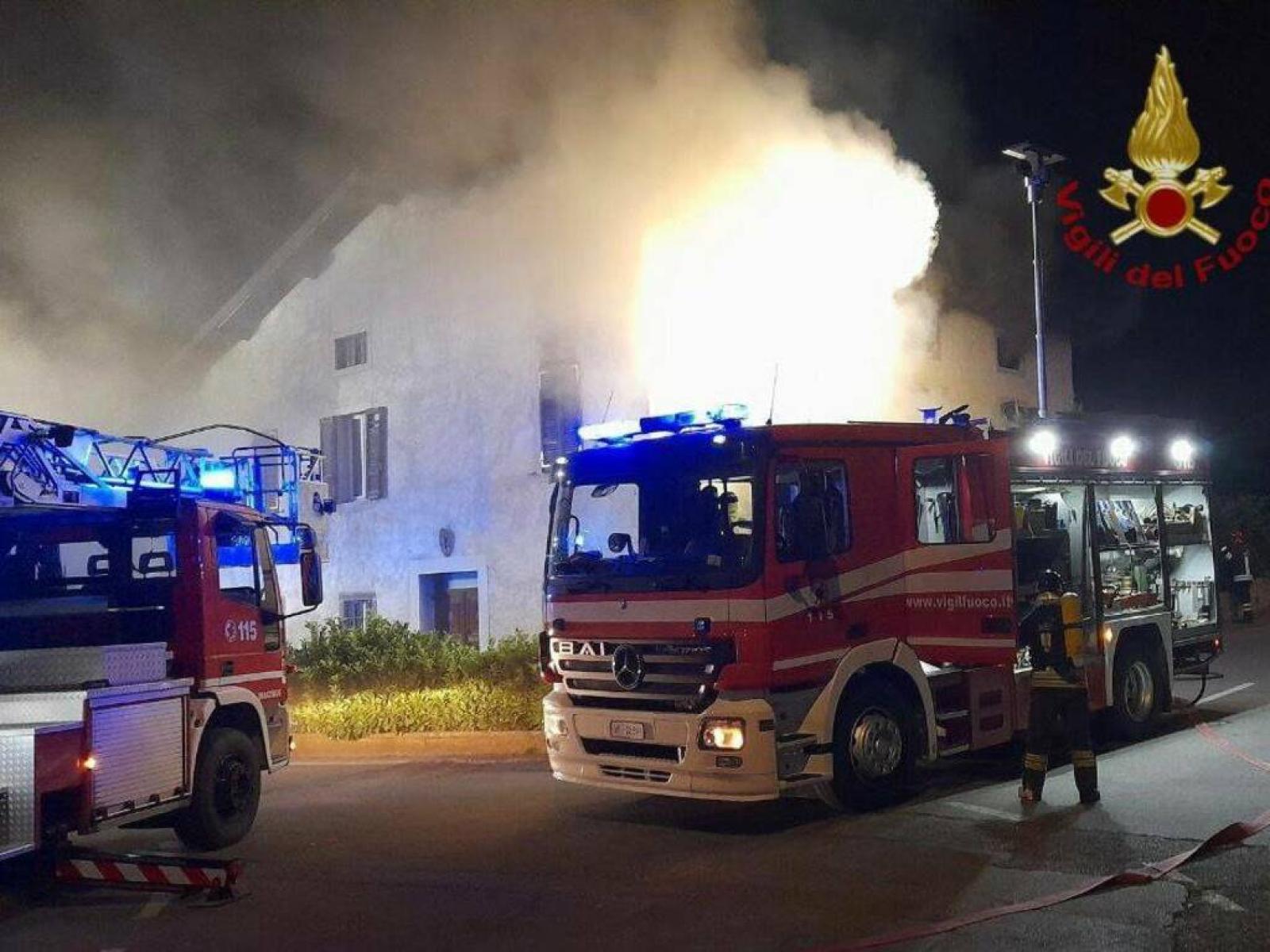 Fiamme dal materasso, brucia la casa: in salvo tre persone