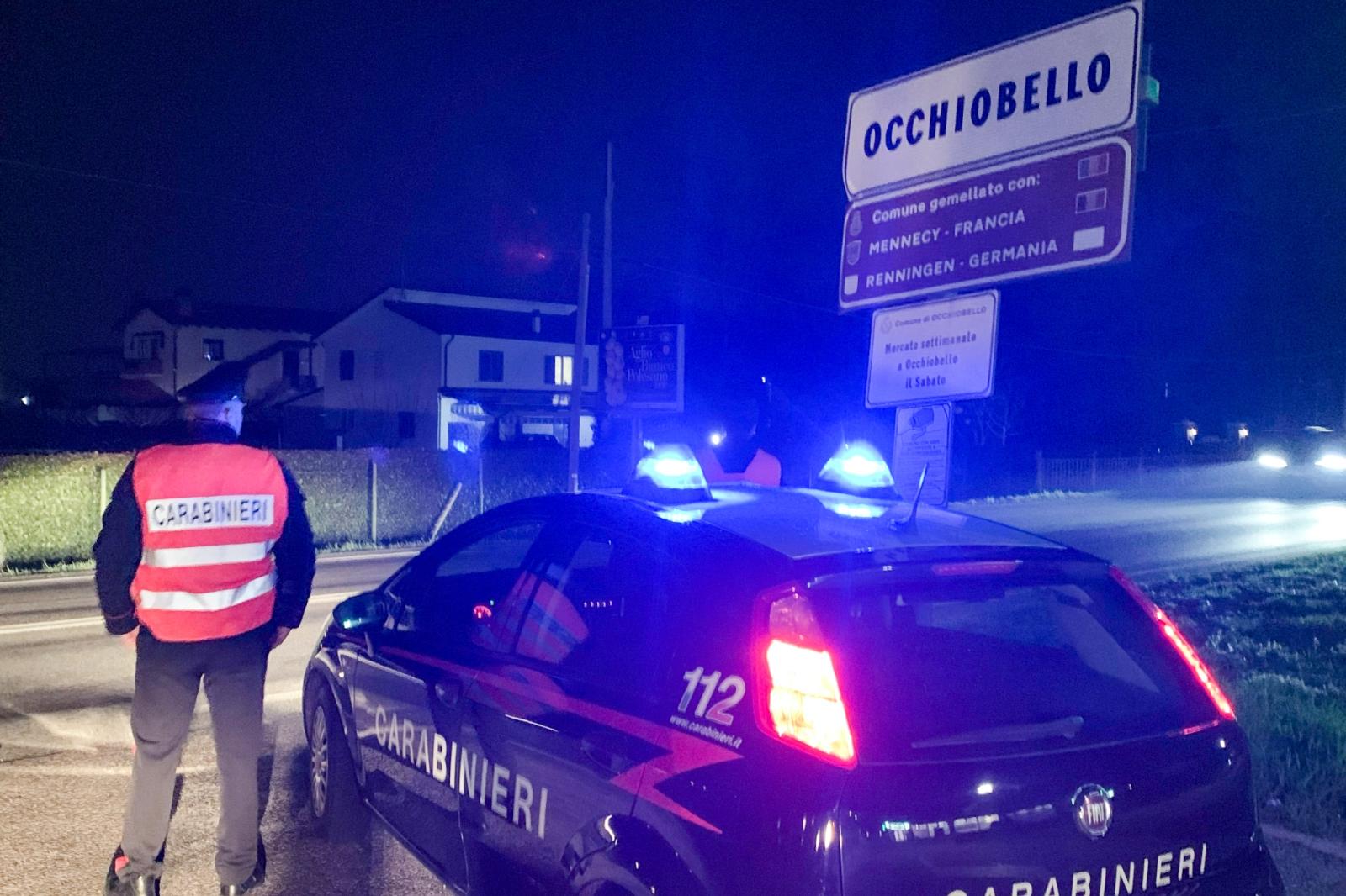 Arrivano i carabinieri, lui si chiude in bagno