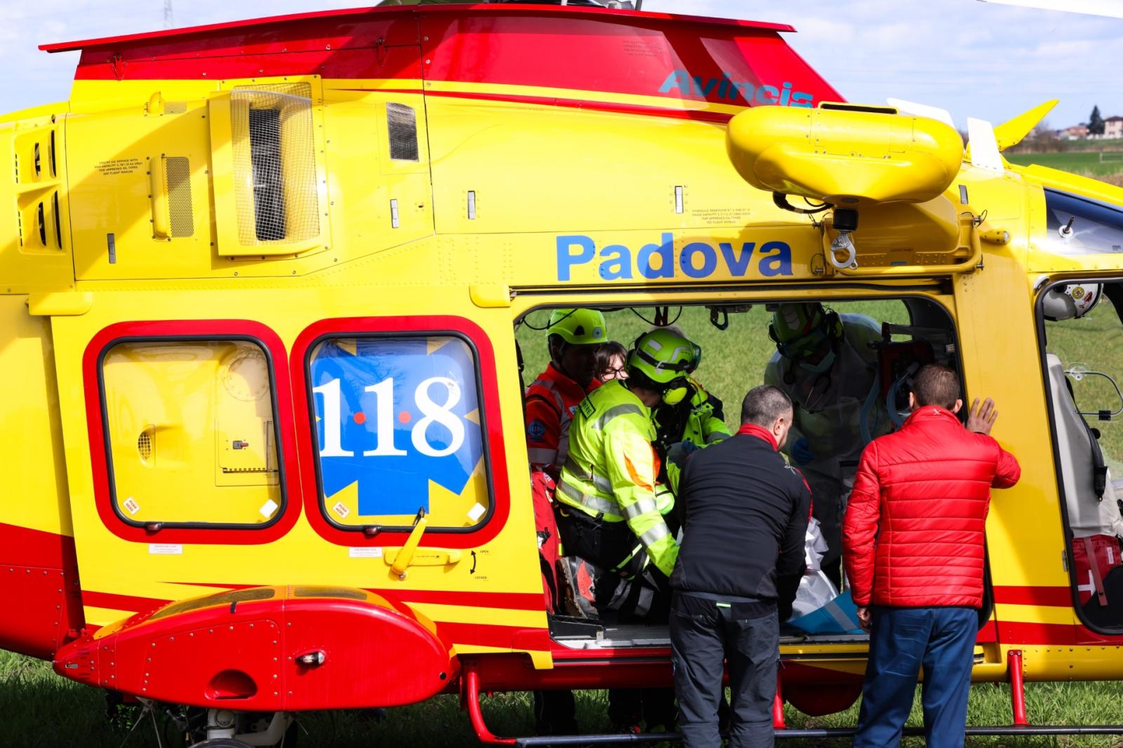 Schianto, ragazza intrappolata e Romea bloccata