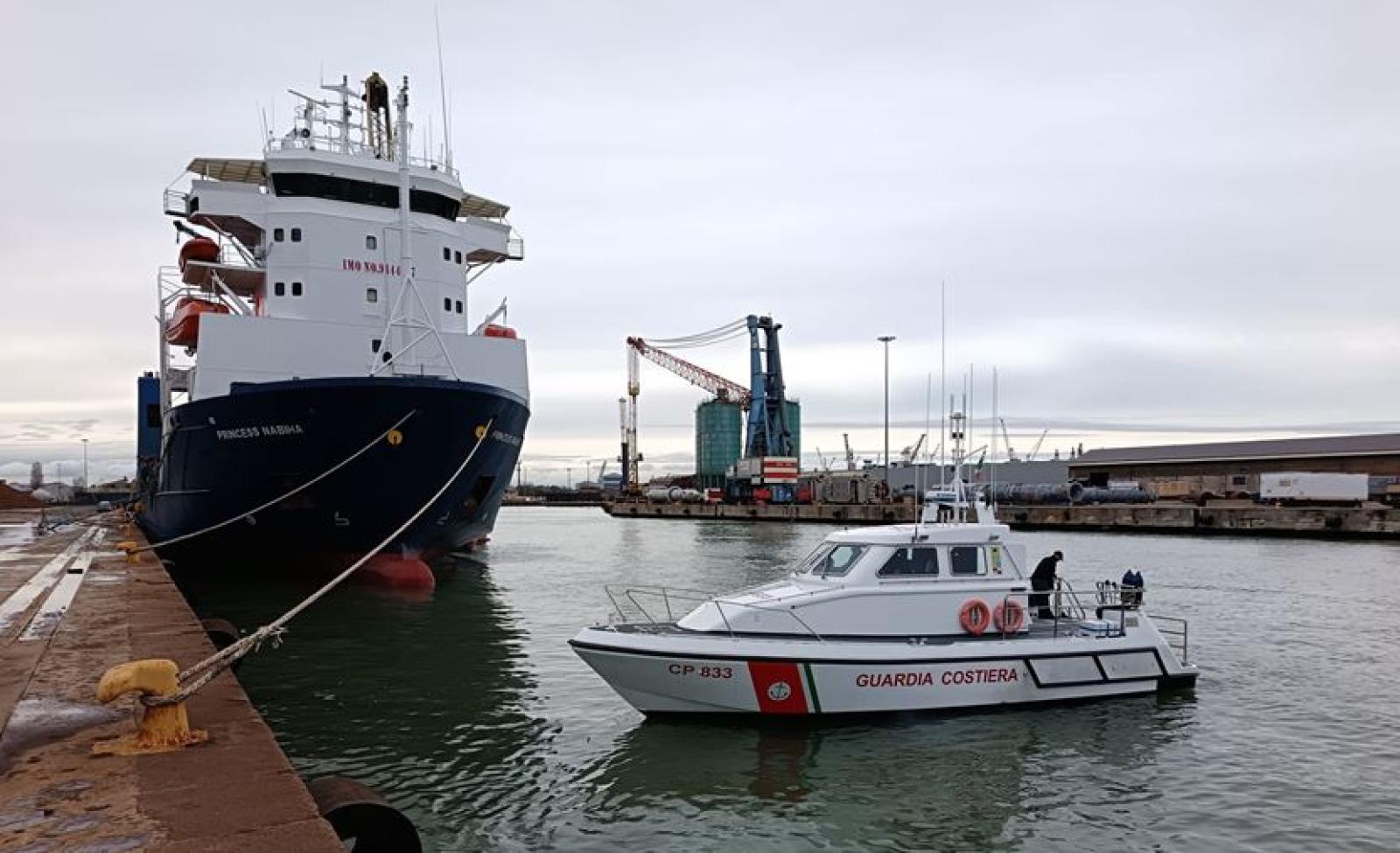 Sversamento accidentale: 1.500 litri di carburante finiscono in mare