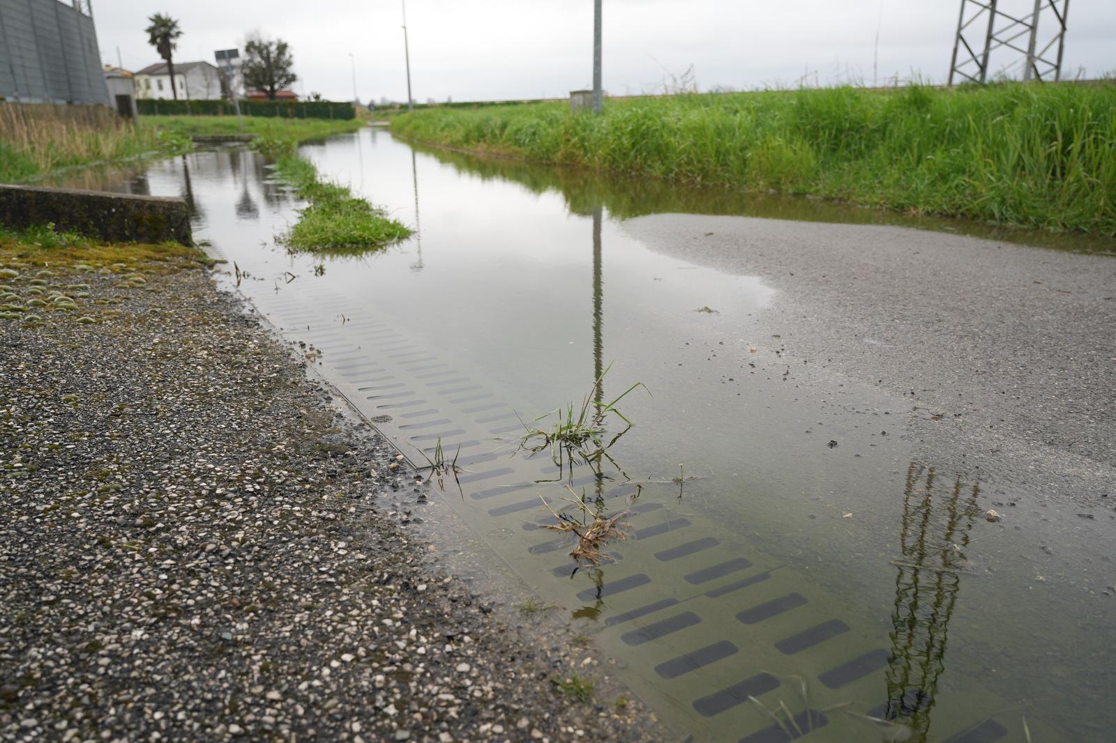 La strada finisce sott'acqua: "Abbiamo le case piene di vermi"