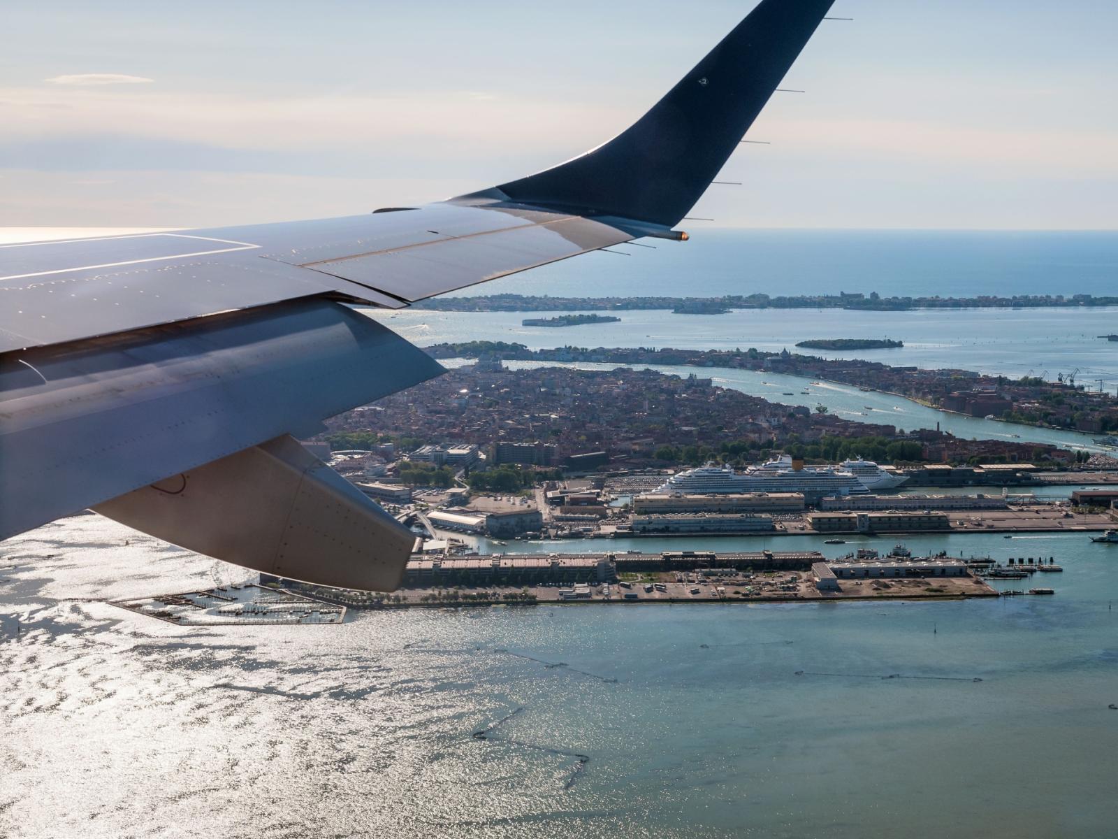 Allarme odore di bruciato sull'aereo: atterraggio  d'emergenza