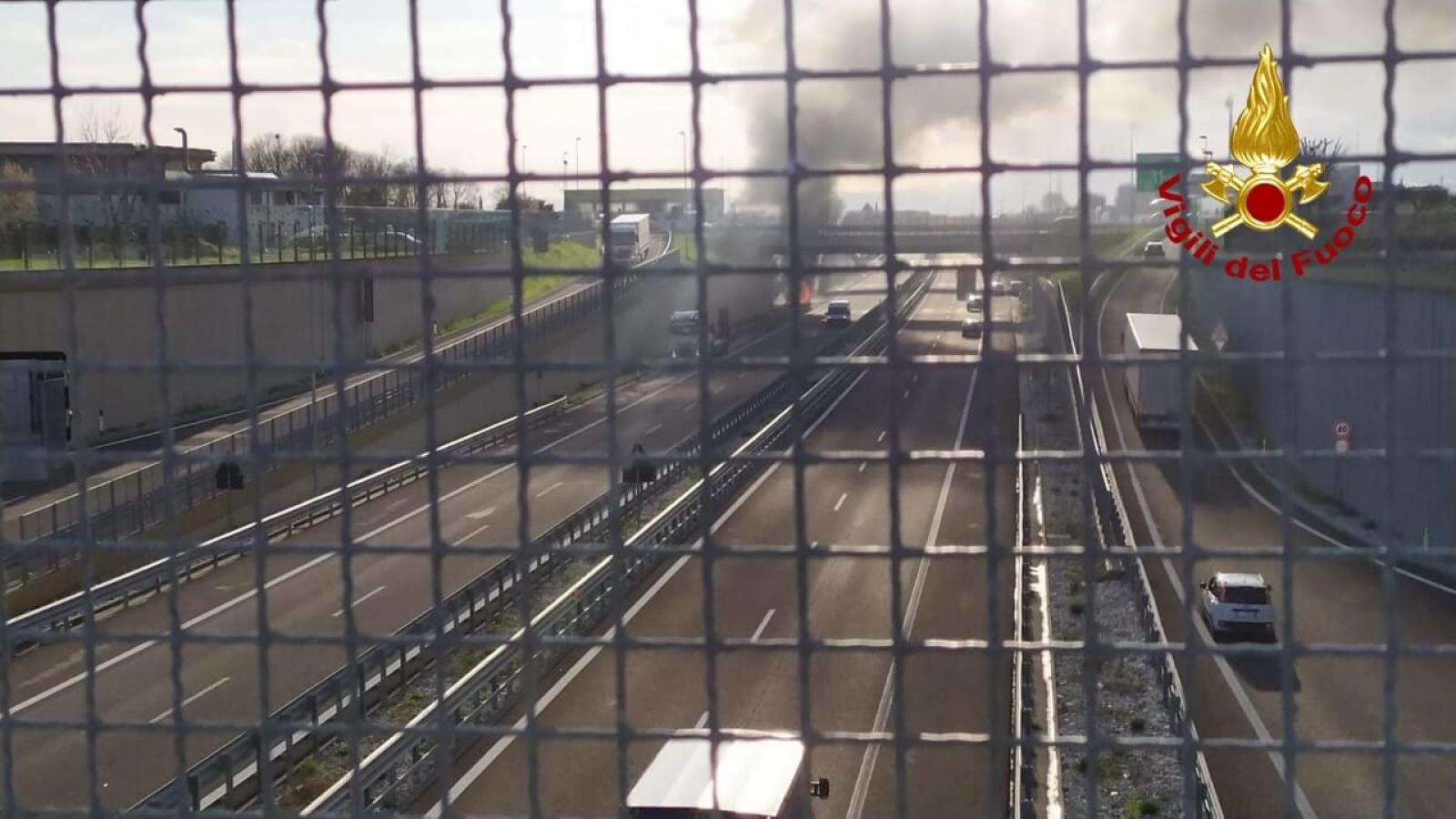 Tragedia sulla Superstrada Pedemontana Veneta: autoarticolato in fiamme, 92.000 pulcini perdono la vita