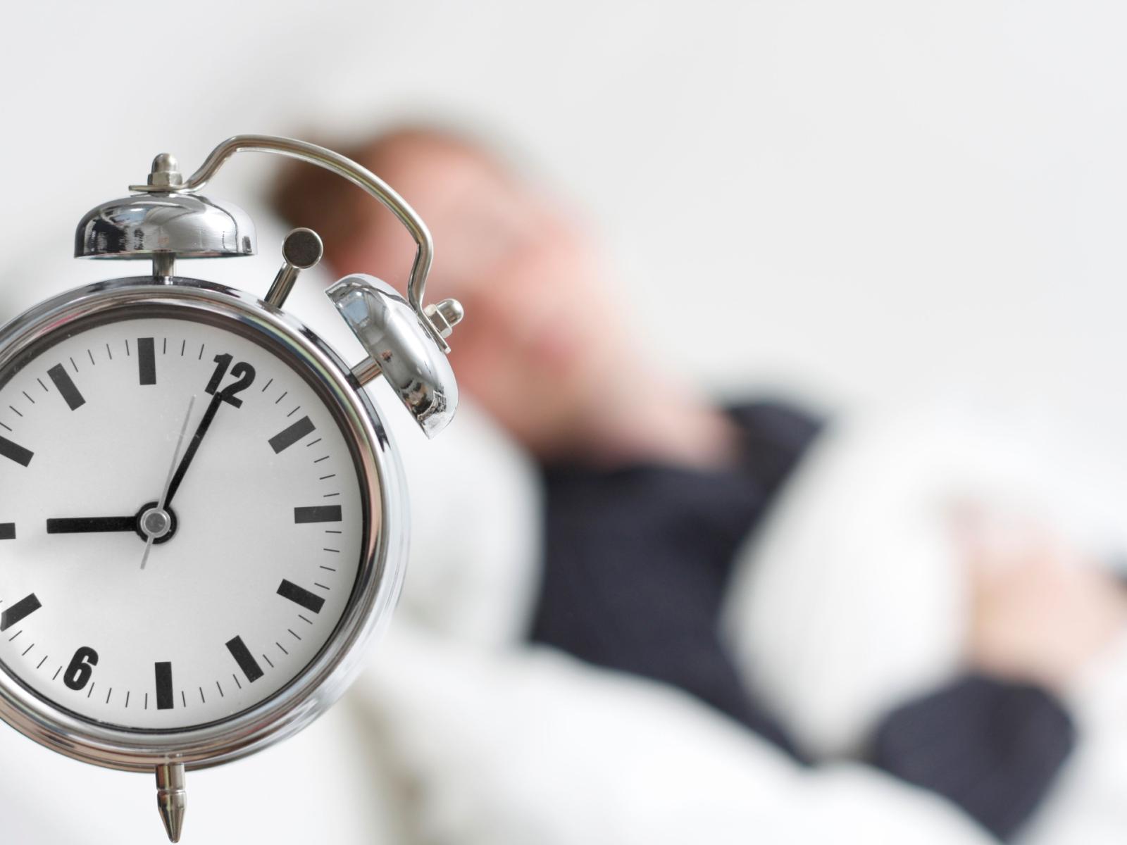 Capire le cause e adottare strategie per un sonno migliore durante i cambiamenti stagionali