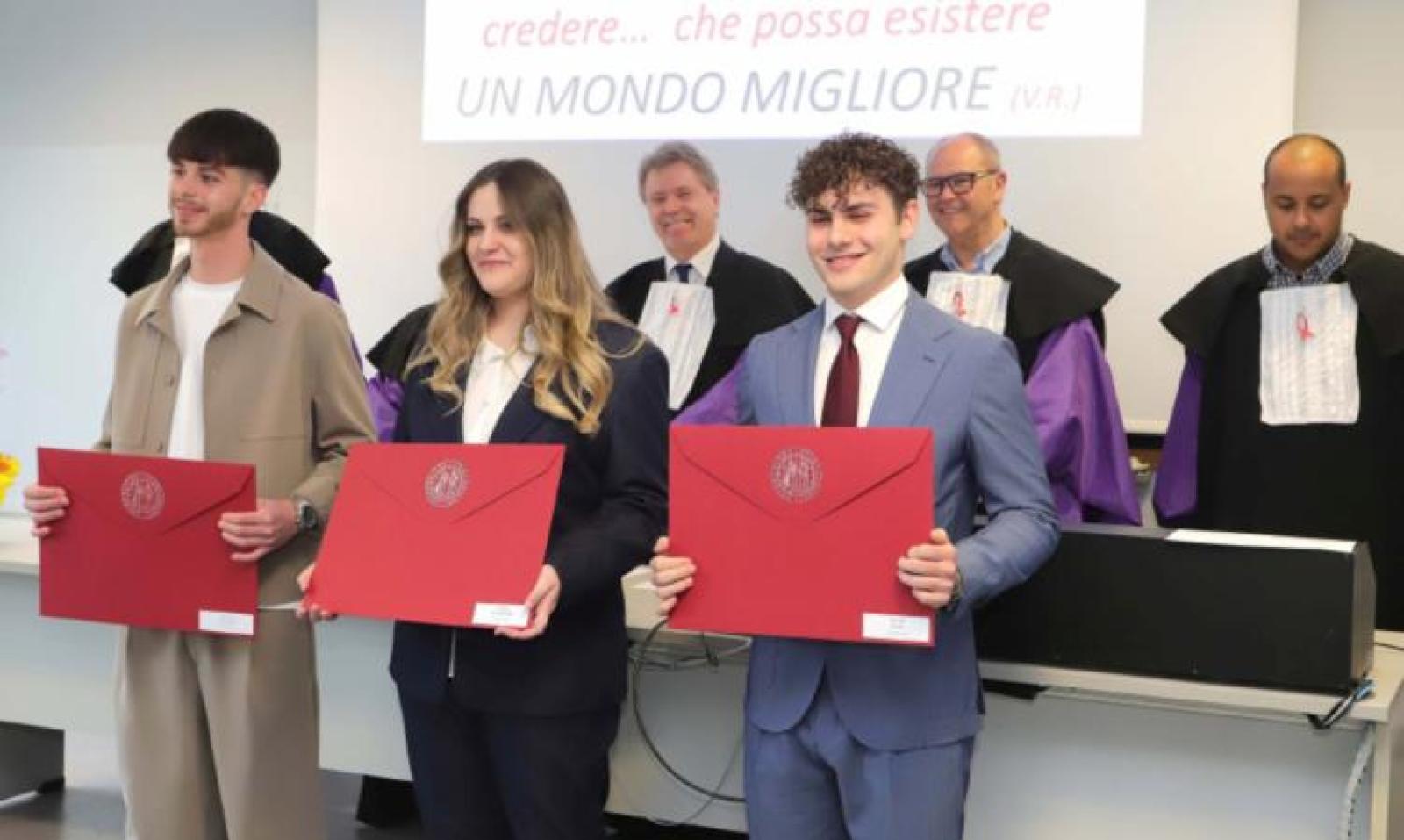 Tesi, proclamazione e festa