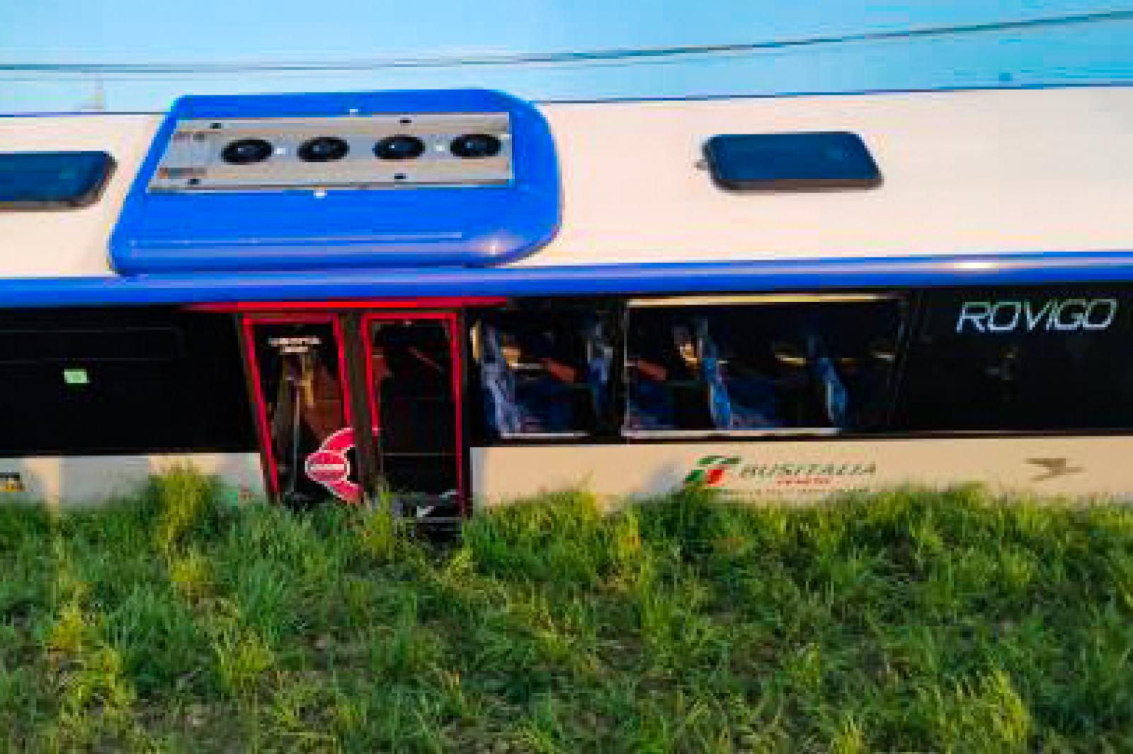 Il bus finisce ribaltato