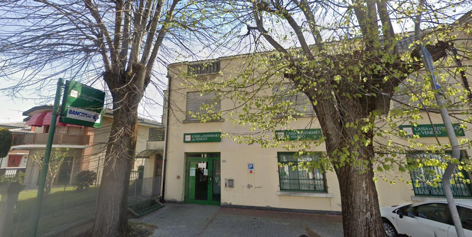 Tentano di far saltare il bancomat