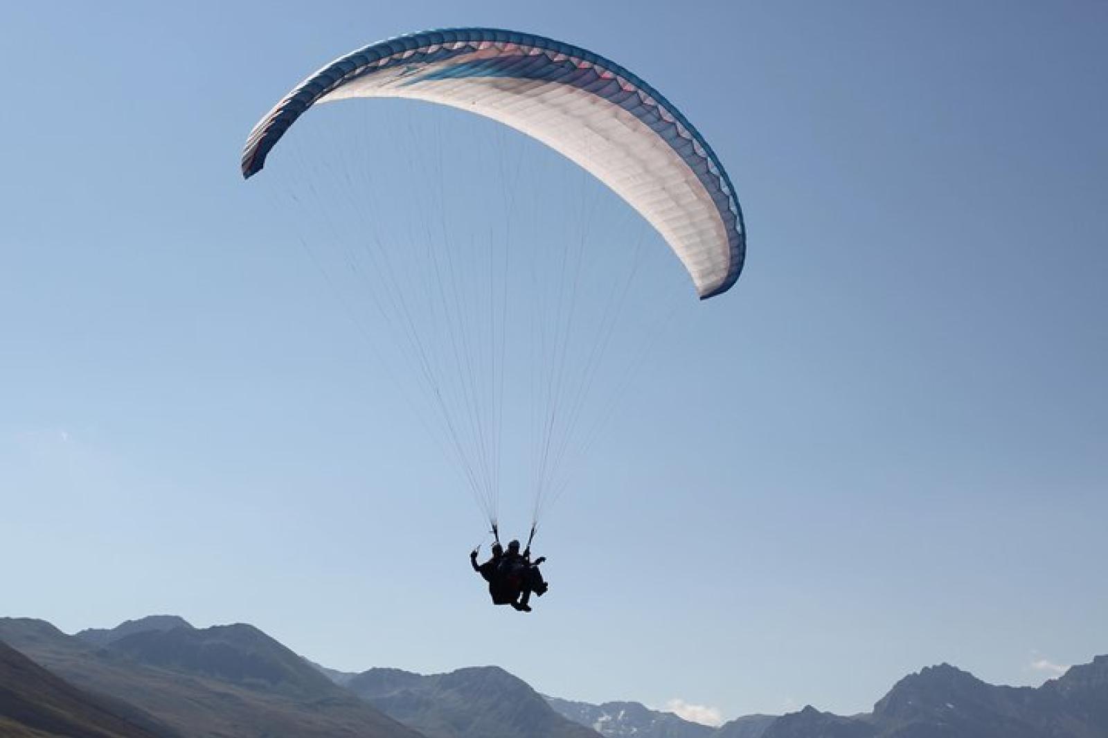 Parapendista atterra sul lunotto di un&rsquo;auto