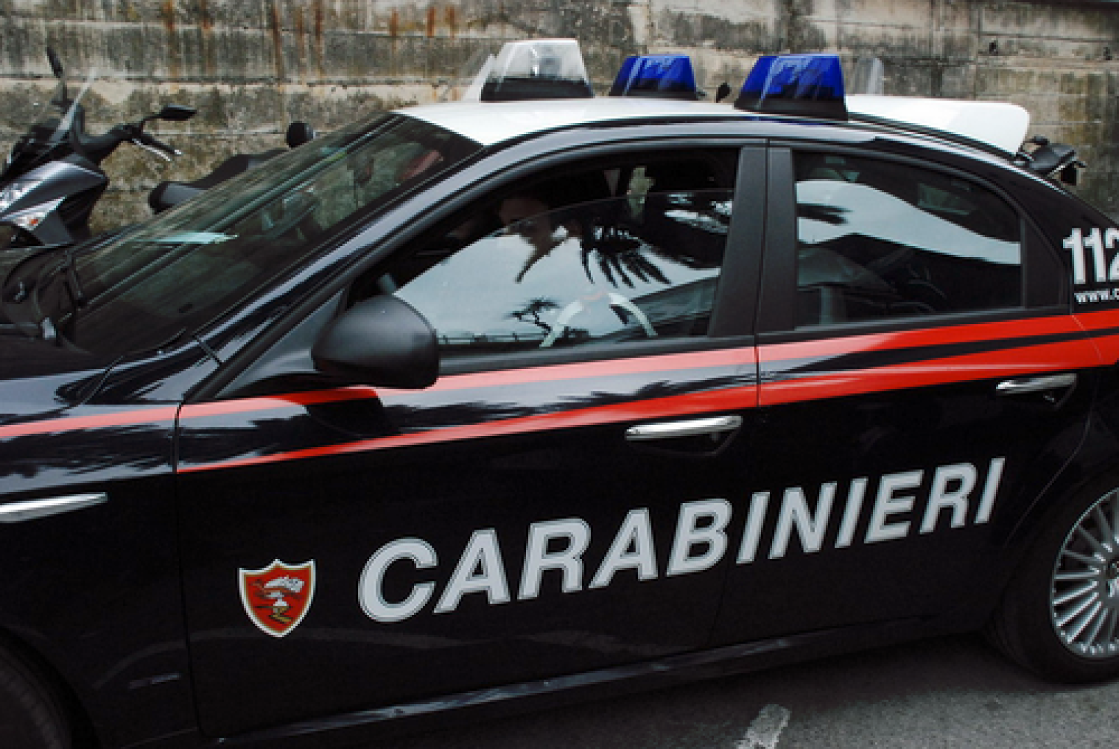 Tampona la gazzella dei carabinieri sotto l'effetto dell'alcol