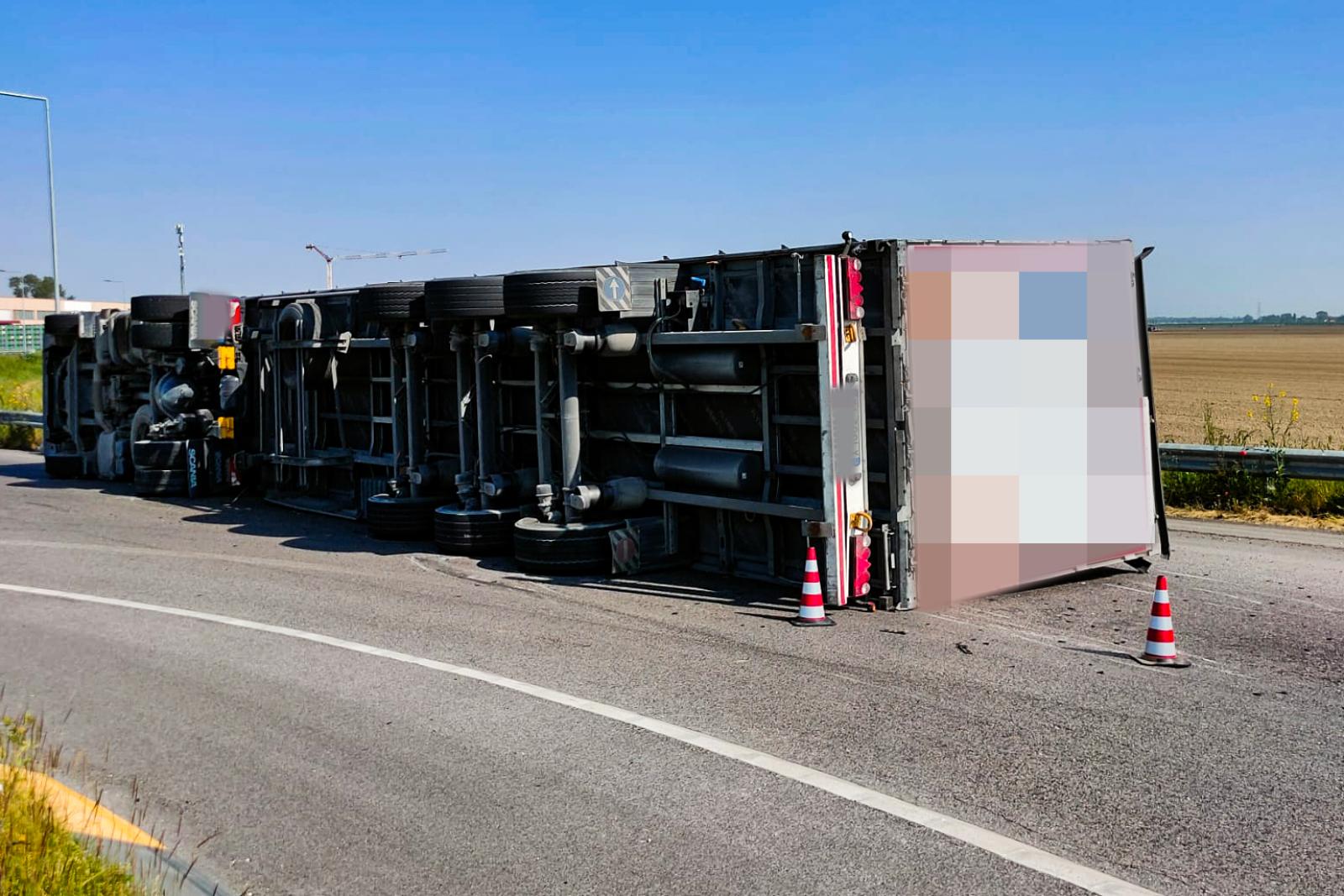 Tir ribaltato e caccia al pirata