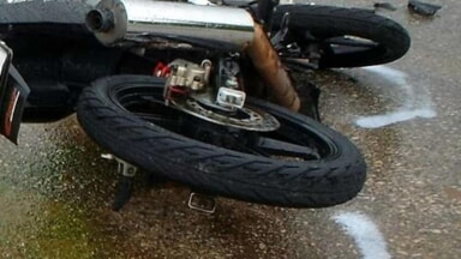 Ragazzino in moto si schianta contro la recinzione di una casa