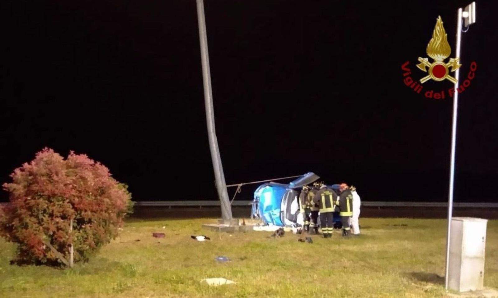 Il poliziotto 23enne ancora gravissimo