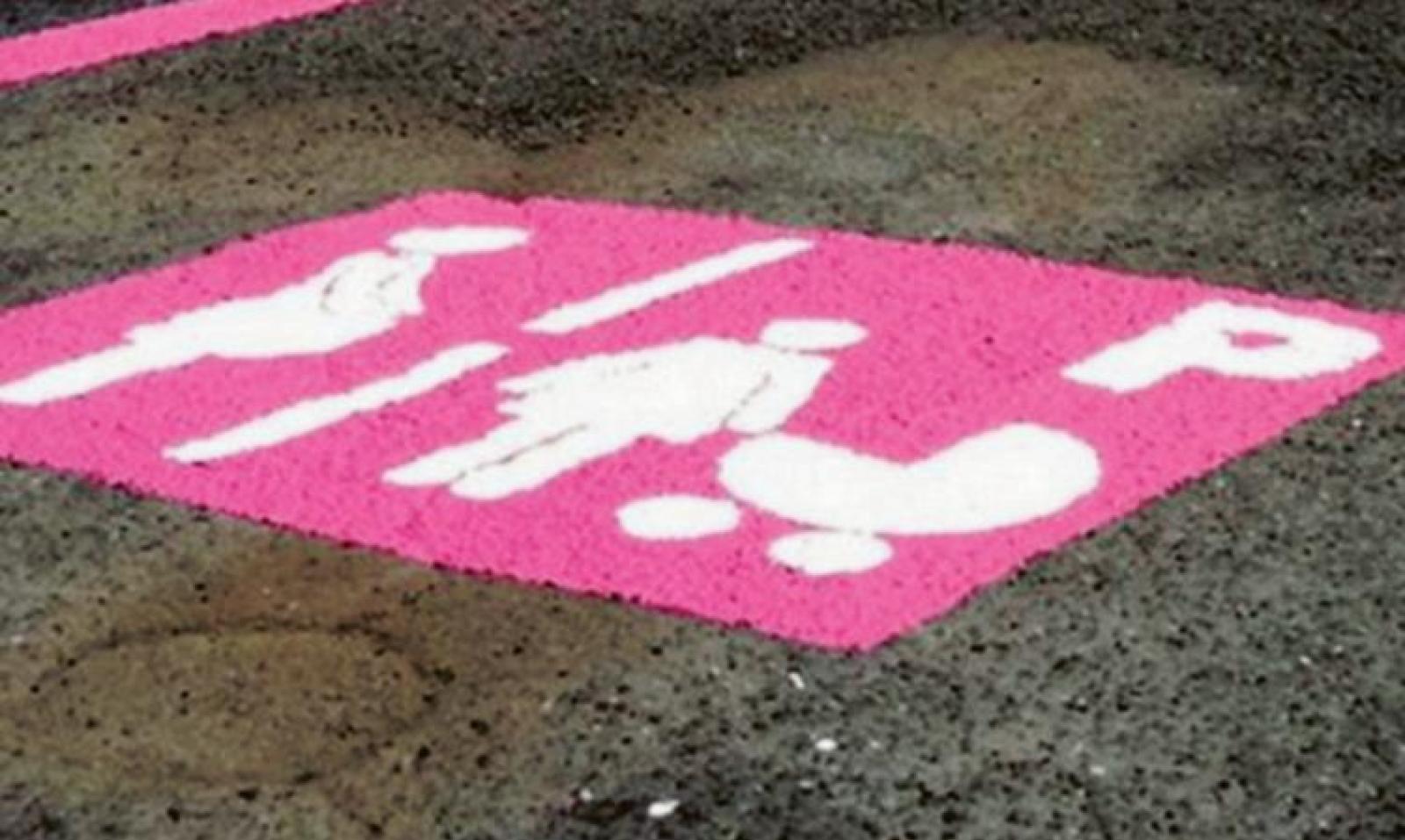 Parcheggi rosa: ora ci siamo arrivano i posti per le mamme