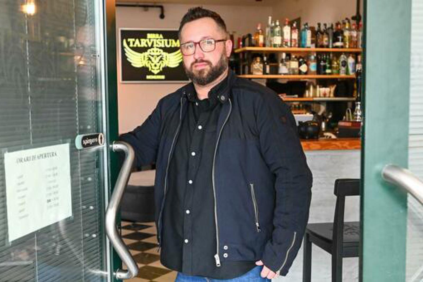 Il barista che sfida i ladri: Fabio Bobbo dorme nella sua birroteca per proteggere il suo sogno